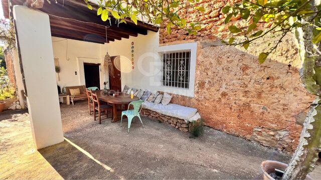 Charmantes Grundstück von 84.000m2 mit 2 Häusern und Lagerhäusern zum Renovieren auf Ibiza