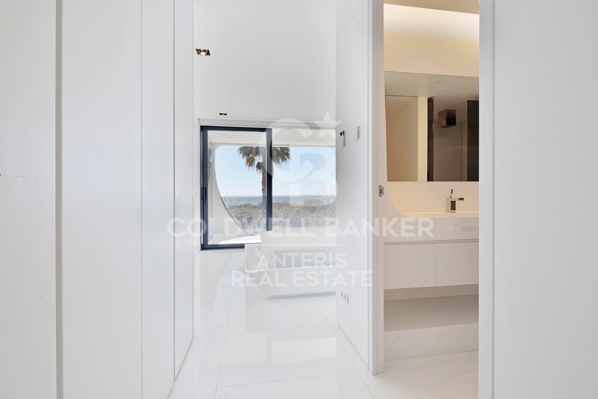 Luxurious Beachfront Oasis: A Spectacular Architectural Marvel in Gava Mar