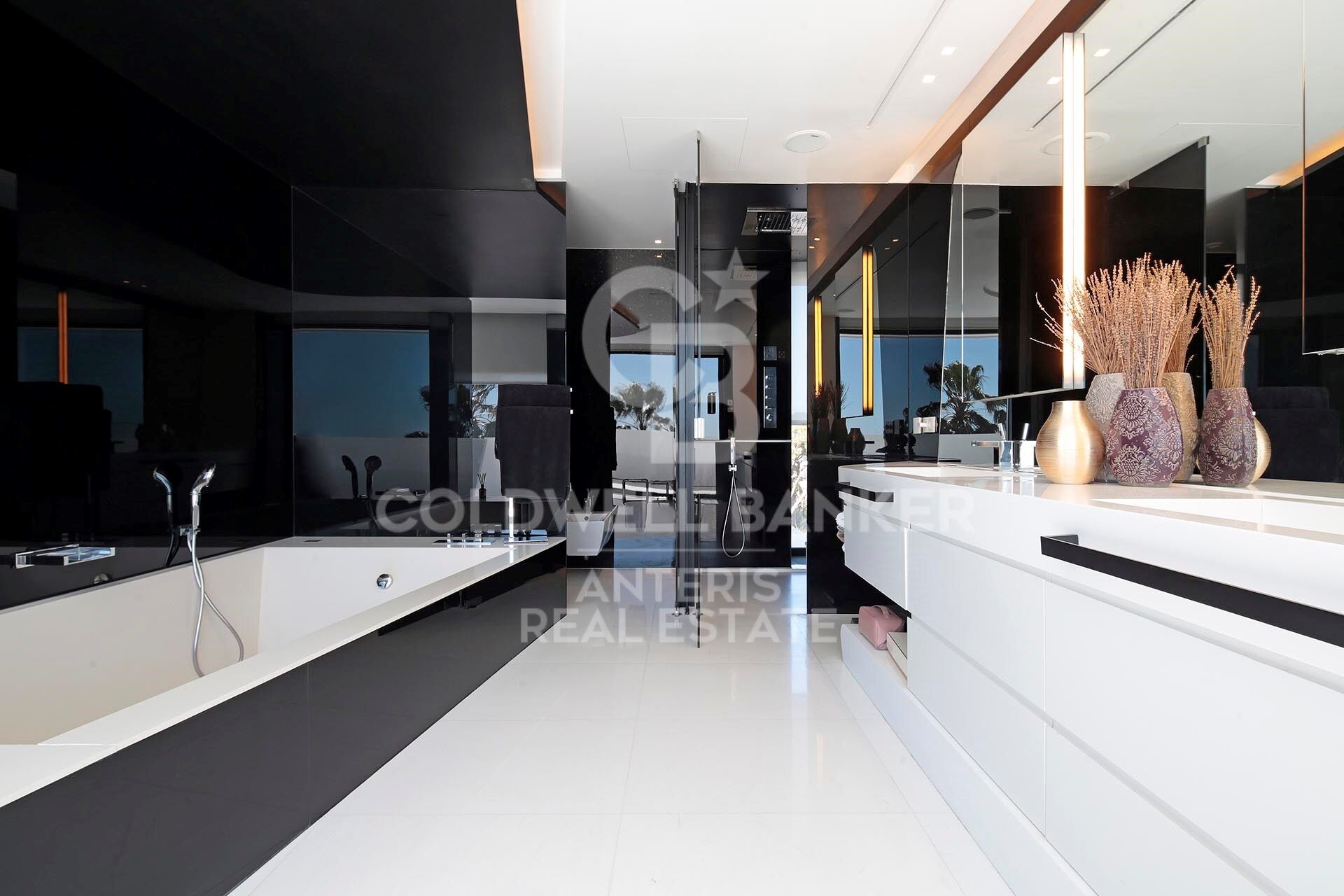 Luxurious Beachfront Oasis: A Spectacular Architectural Marvel in Gava Mar