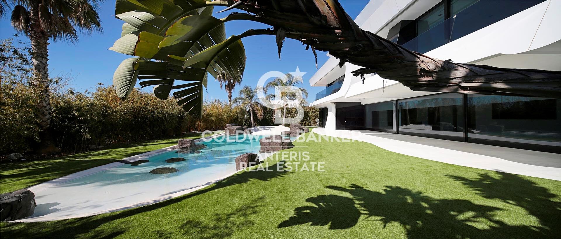 Luxurious Beachfront Oasis: A Spectacular Architectural Marvel in Gava Mar