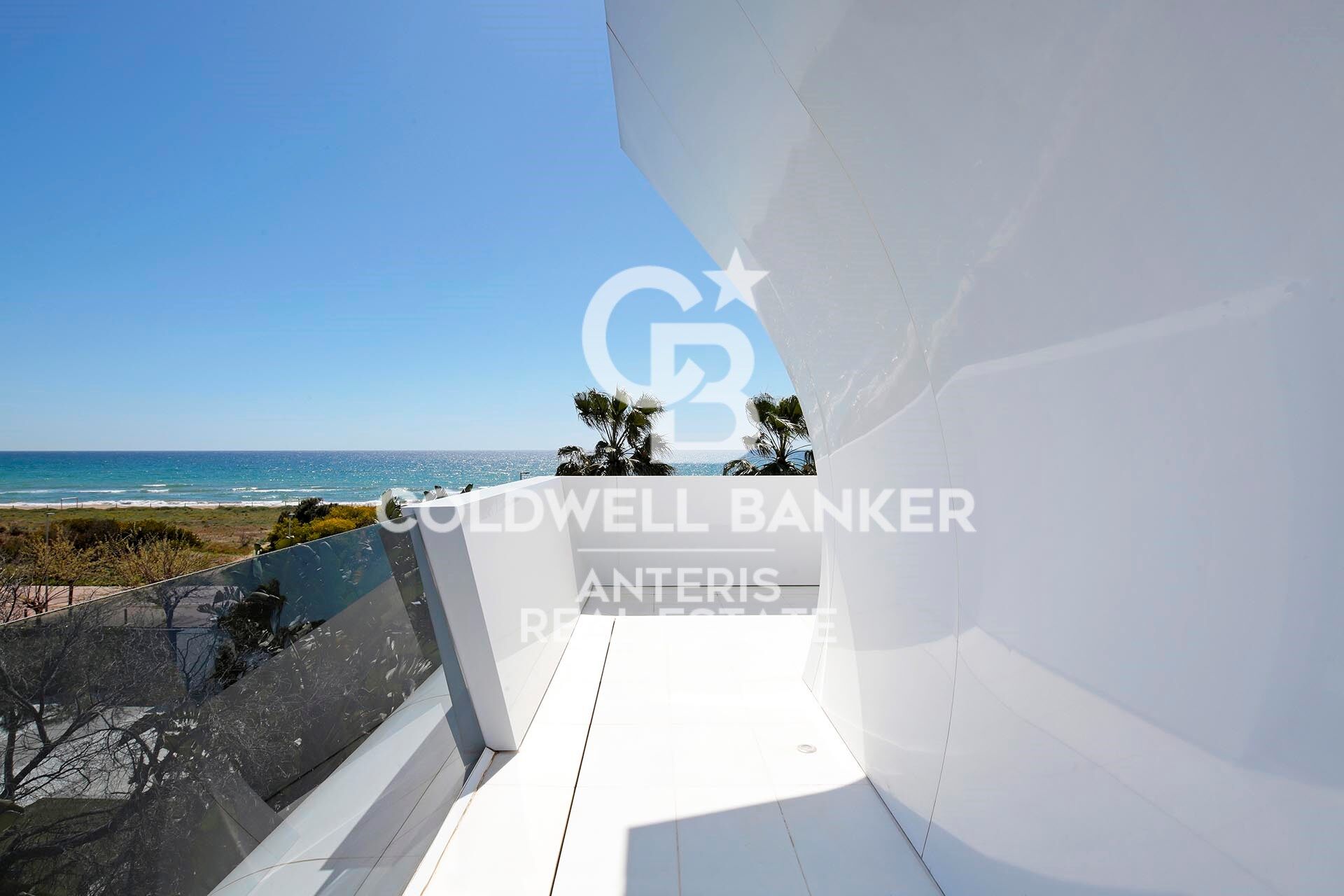 Luxurious Beachfront Oasis: A Spectacular Architectural Marvel in Gava Mar