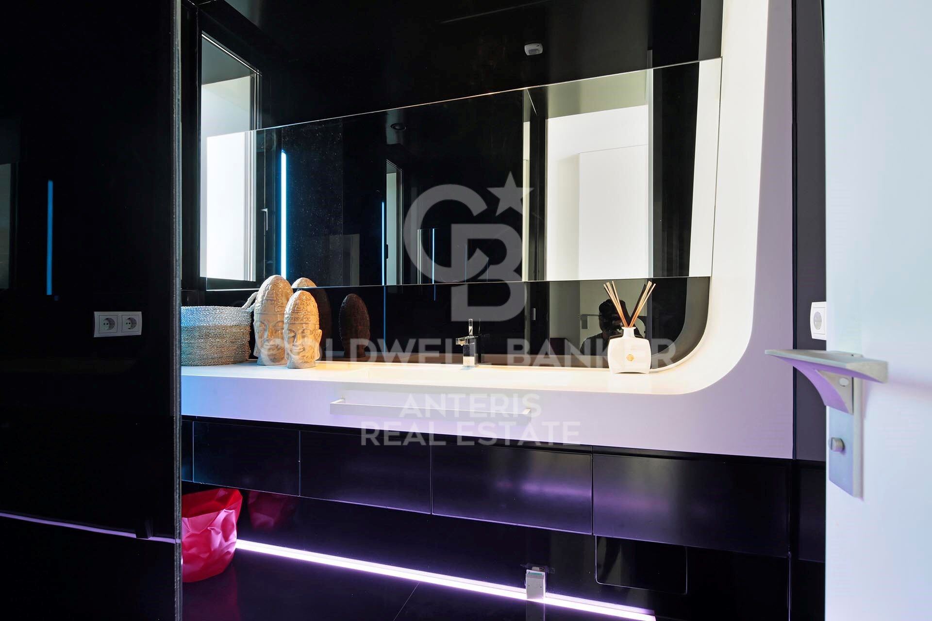 Luxurious Beachfront Oasis: A Spectacular Architectural Marvel in Gava Mar