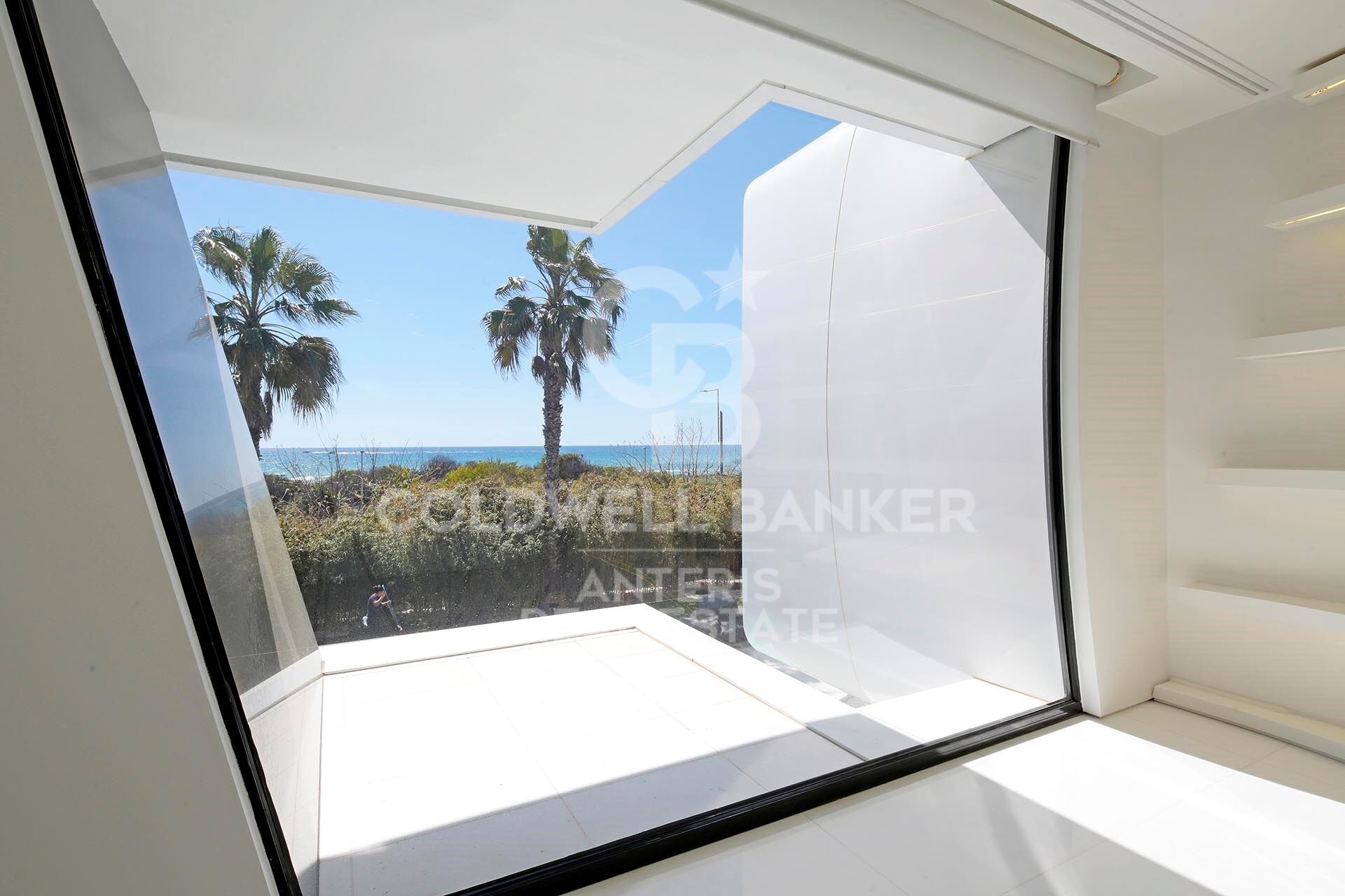 Luxurious Beachfront Oasis: A Spectacular Architectural Marvel in Gava Mar