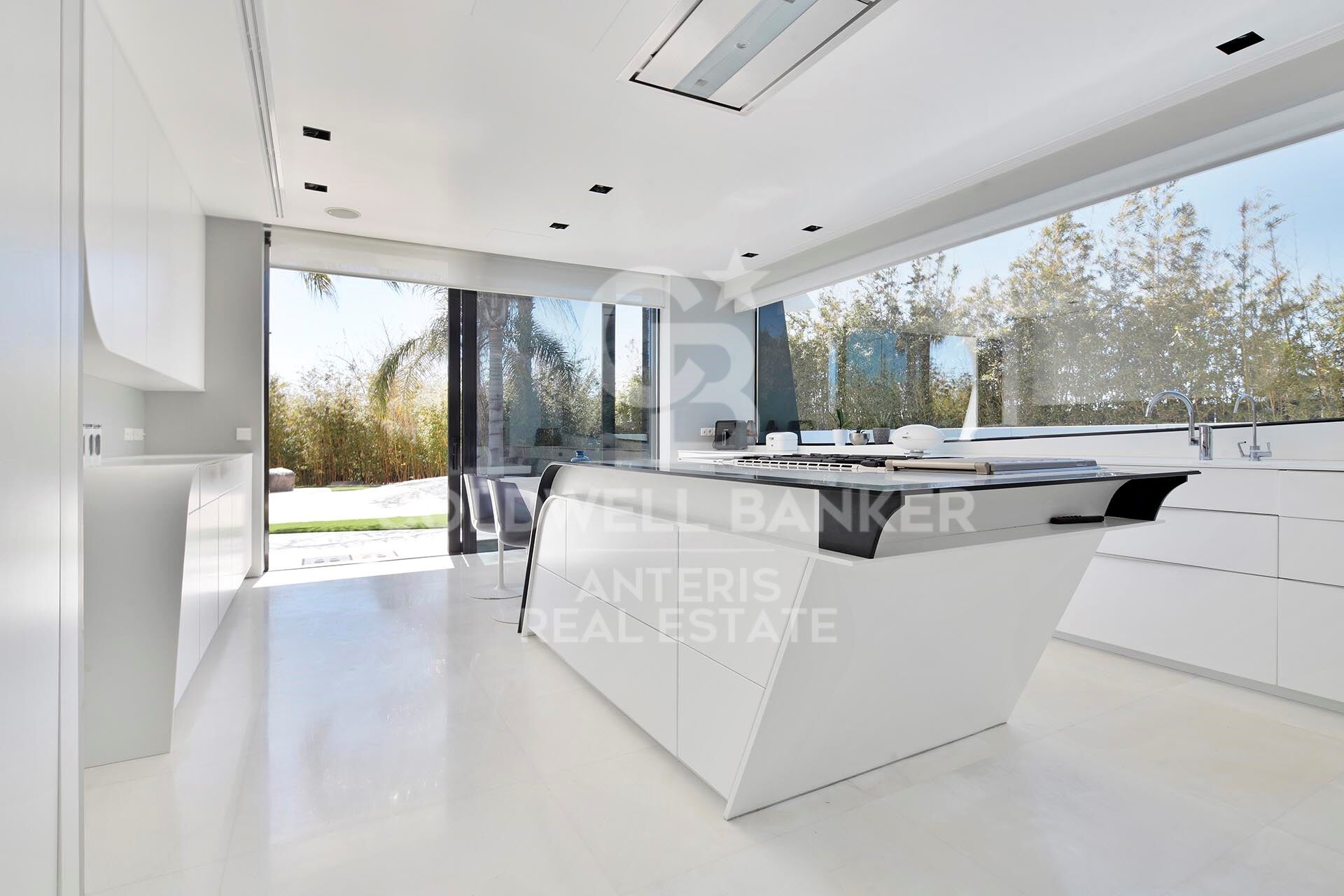 Luxurious Beachfront Oasis: A Spectacular Architectural Marvel in Gava Mar