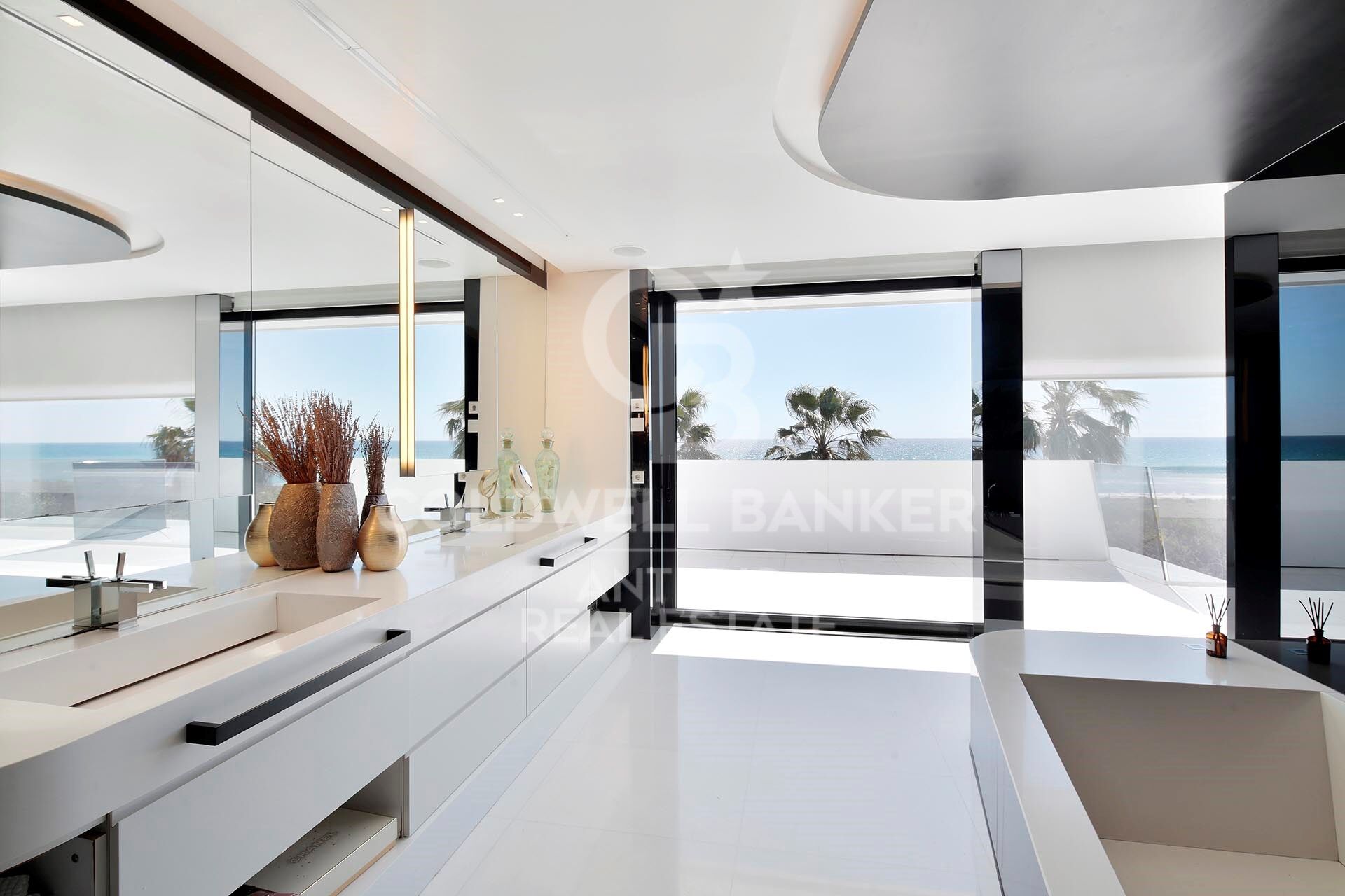 Luxurious Beachfront Oasis: A Spectacular Architectural Marvel in Gava Mar