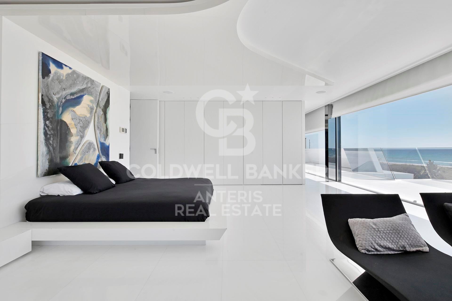 Luxurious Beachfront Oasis: A Spectacular Architectural Marvel in Gava Mar
