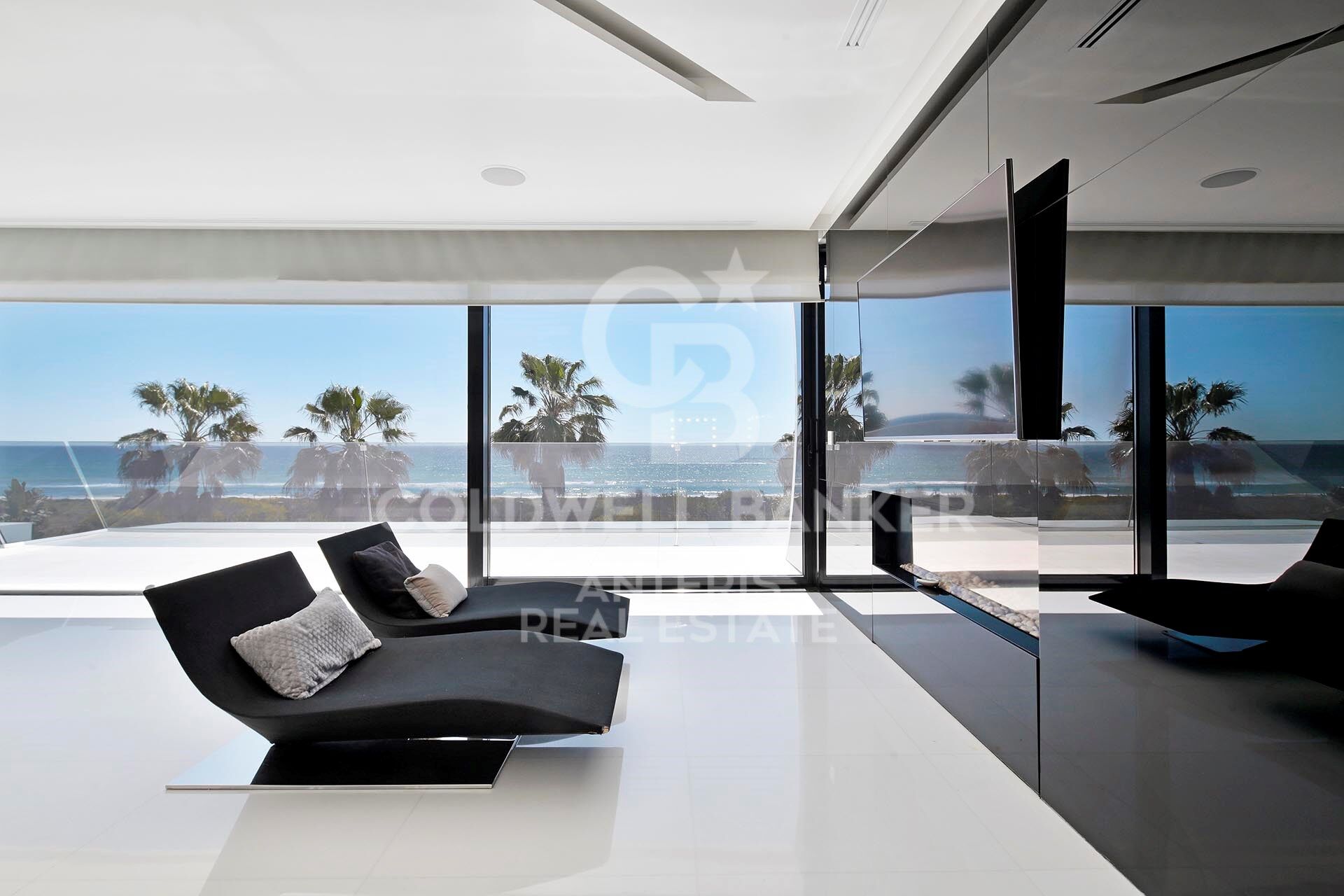 Luxurious Beachfront Oasis: A Spectacular Architectural Marvel in Gava Mar