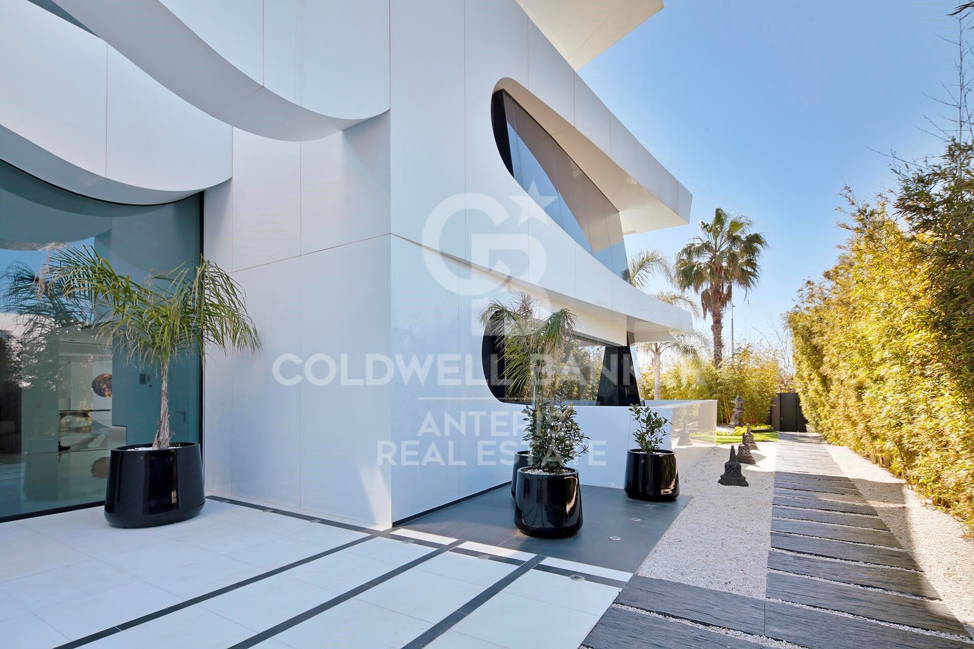 Luxurious Beachfront Oasis: A Spectacular Architectural Marvel in Gava Mar