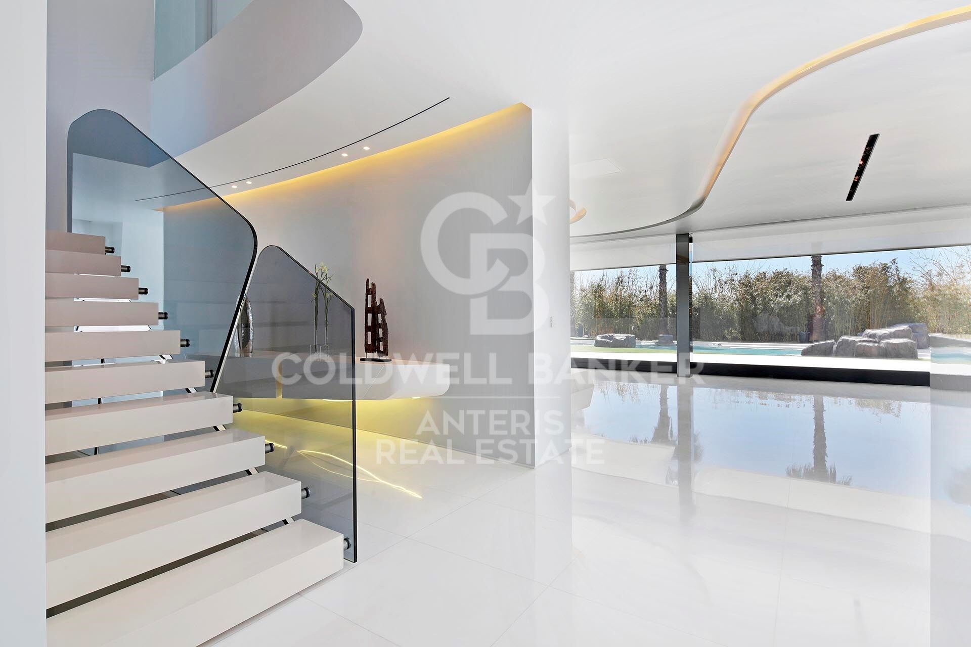 Luxurious Beachfront Oasis: A Spectacular Architectural Marvel in Gava Mar