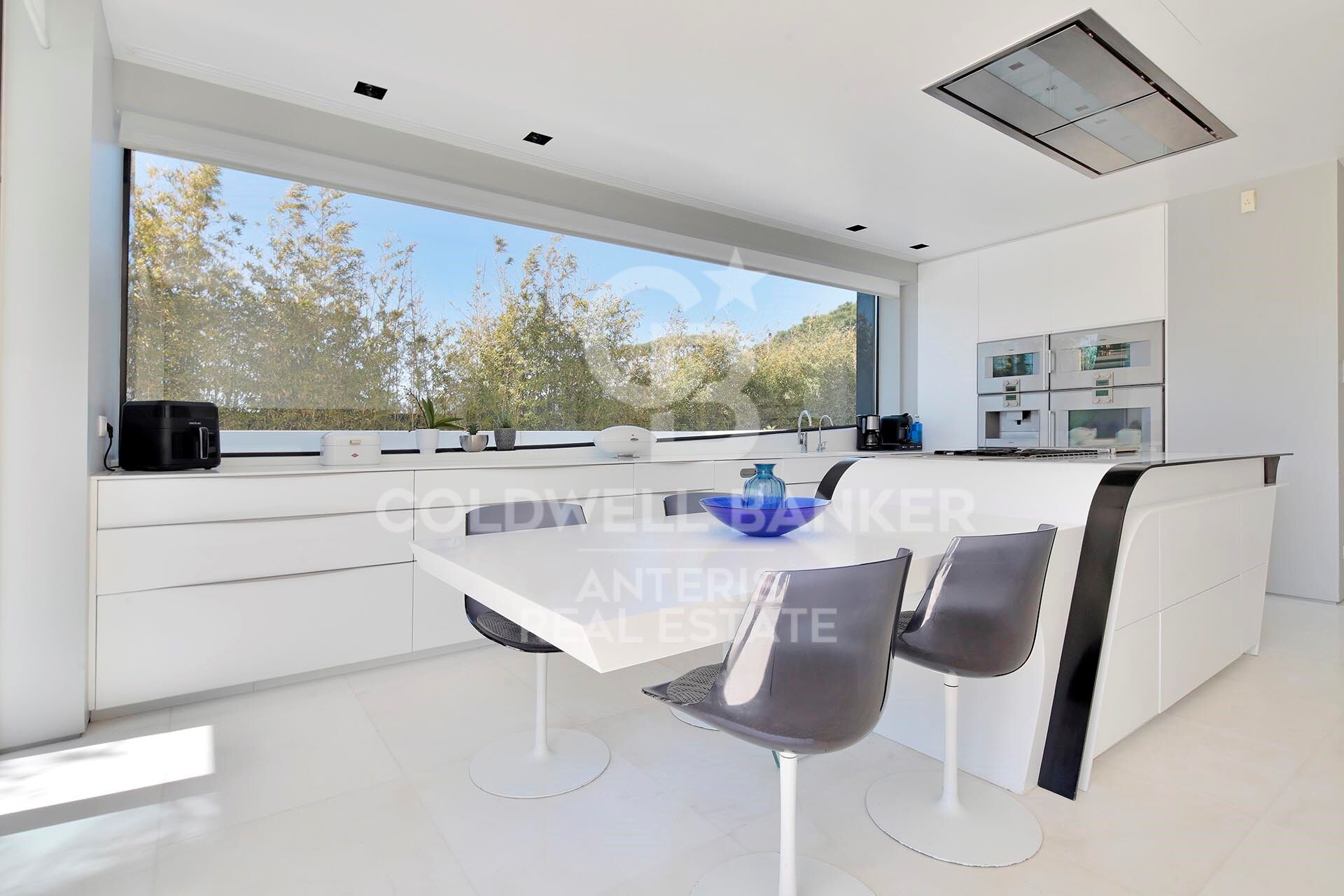 Luxurious Beachfront Oasis: A Spectacular Architectural Marvel in Gava Mar