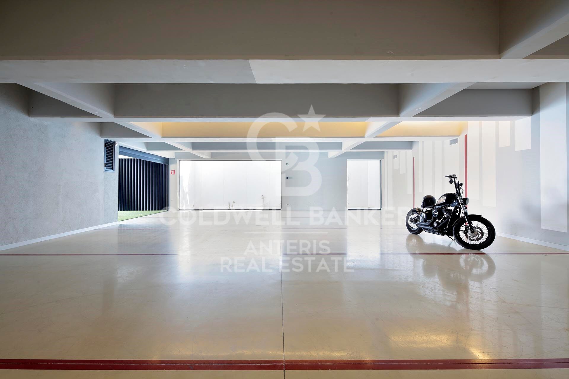 Luxurious Beachfront Oasis: A Spectacular Architectural Marvel in Gava Mar