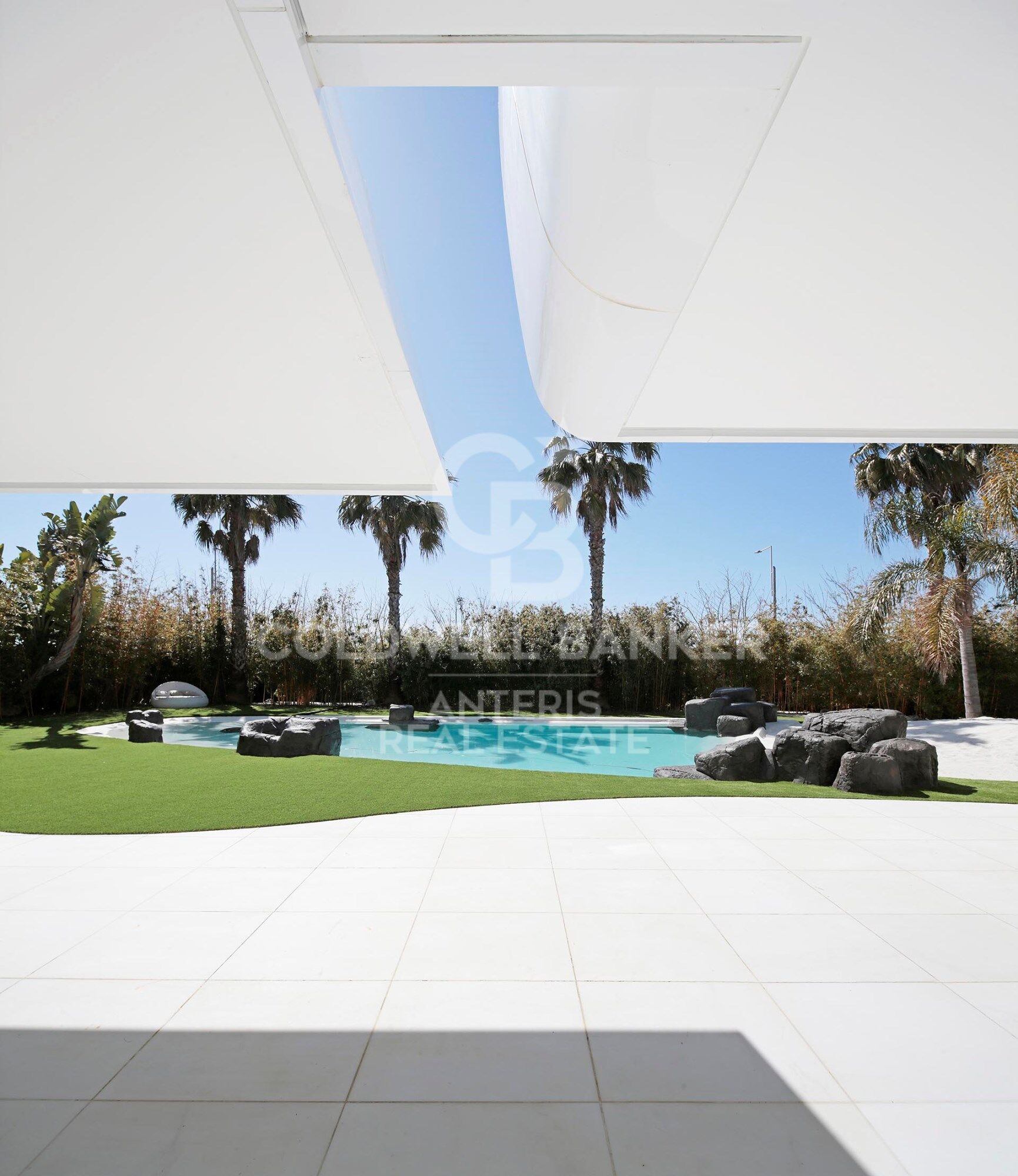 Luxurious Beachfront Oasis: A Spectacular Architectural Marvel in Gava Mar