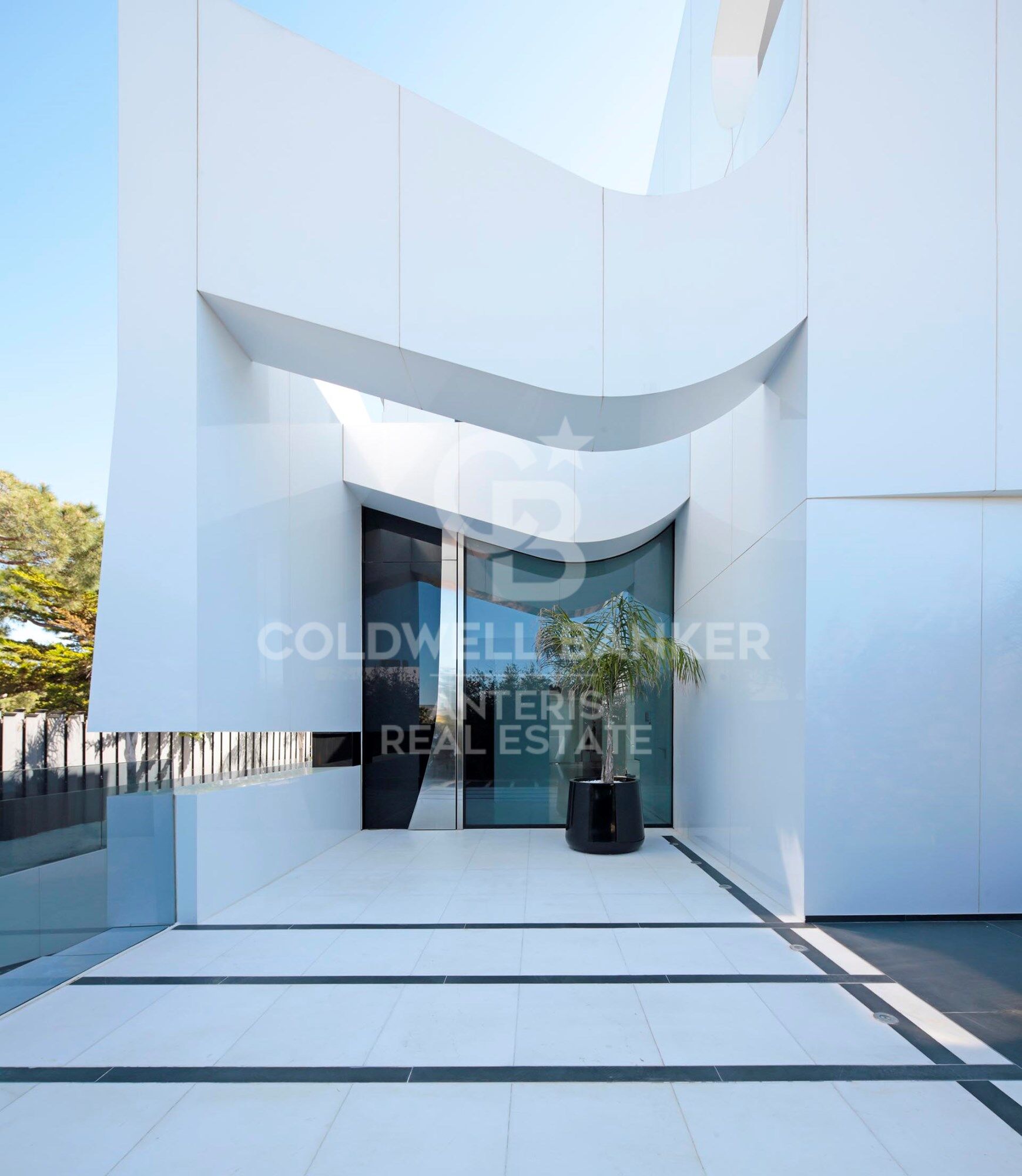 Luxurious Beachfront Oasis: A Spectacular Architectural Marvel in Gava Mar