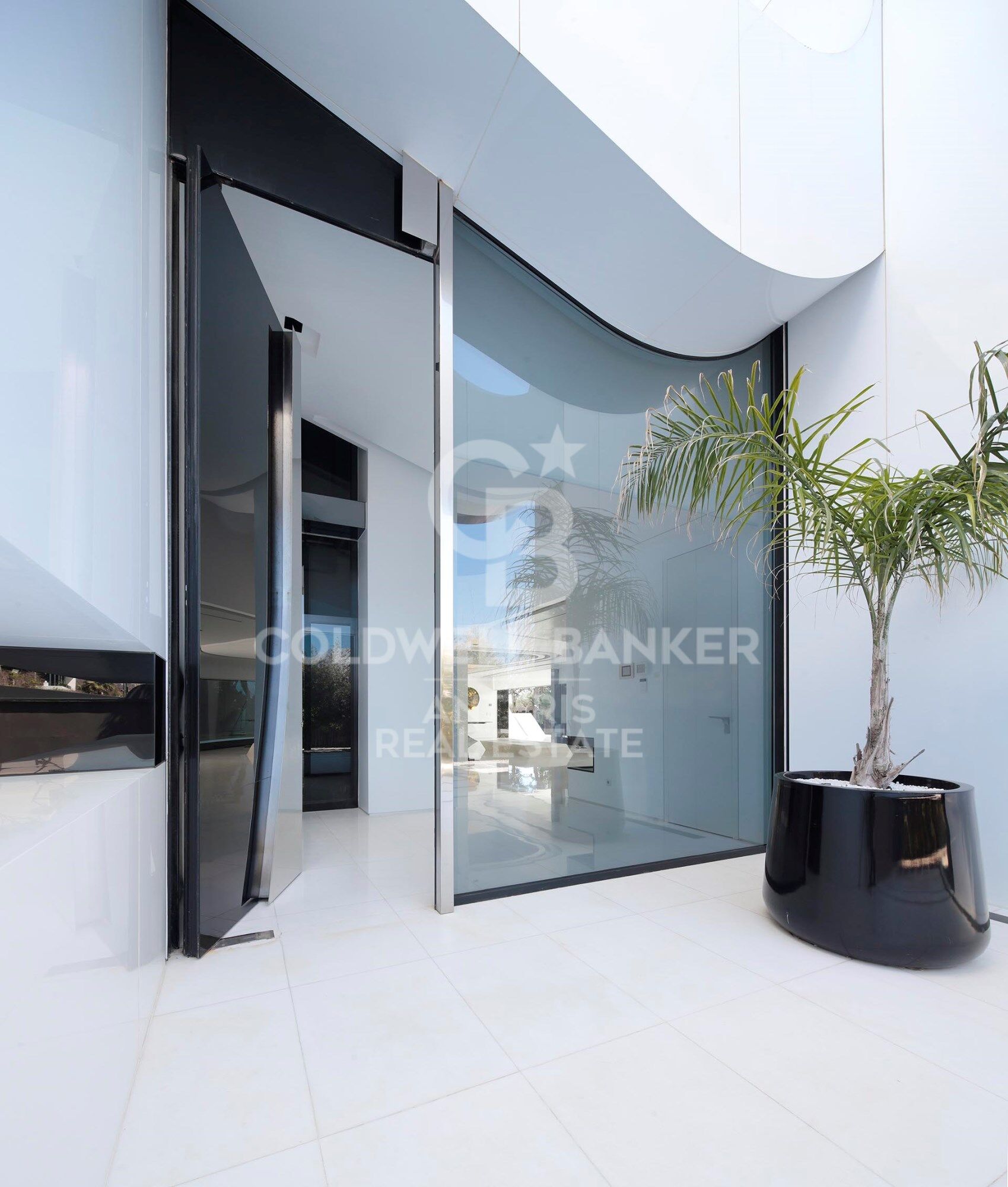 Luxurious Beachfront Oasis: A Spectacular Architectural Marvel in Gava Mar