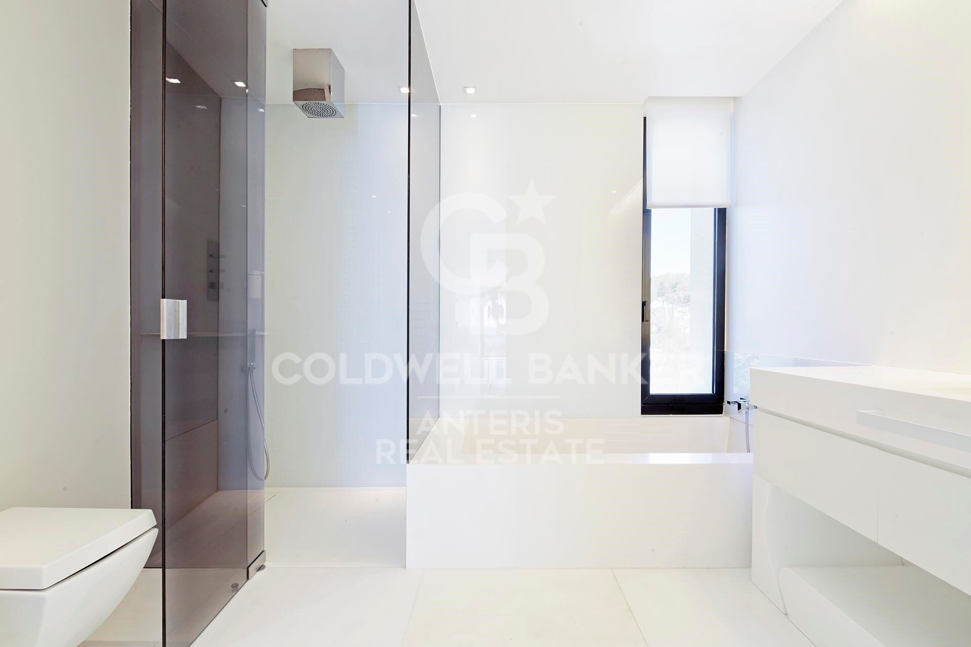 Luxurious Beachfront Oasis: A Spectacular Architectural Marvel in Gava Mar