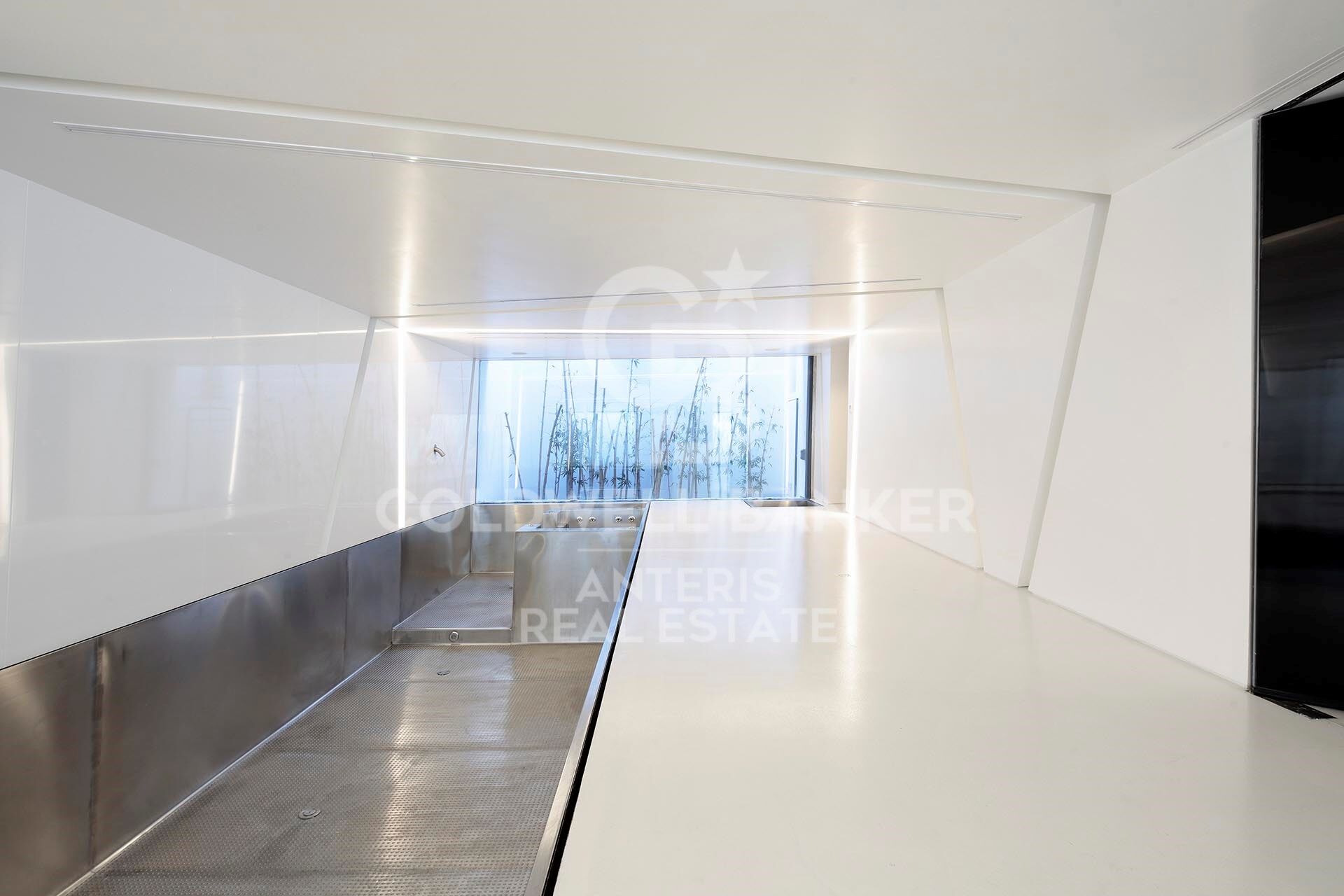 Luxurious Beachfront Oasis: A Spectacular Architectural Marvel in Gava Mar