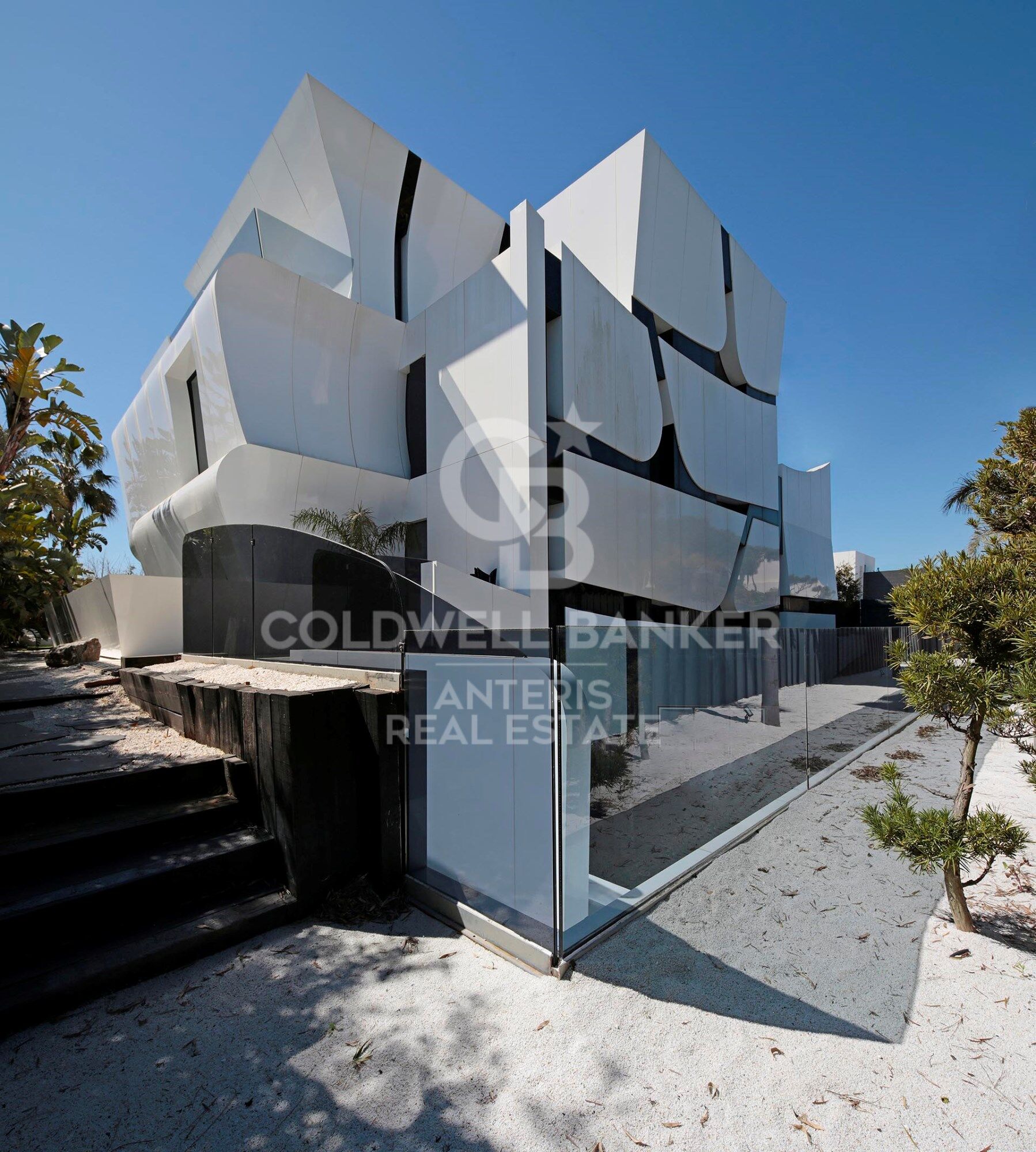 Luxurious Beachfront Oasis: A Spectacular Architectural Marvel in Gava Mar