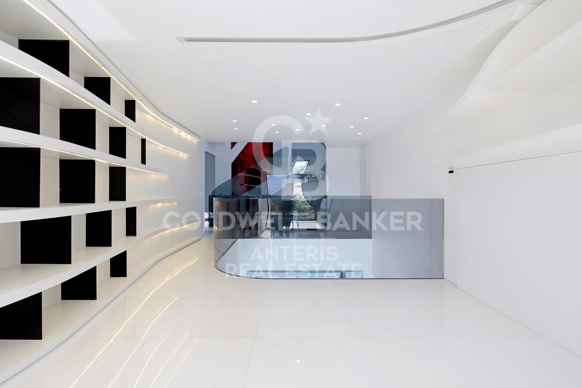 Luxurious Beachfront Oasis: A Spectacular Architectural Marvel in Gava Mar