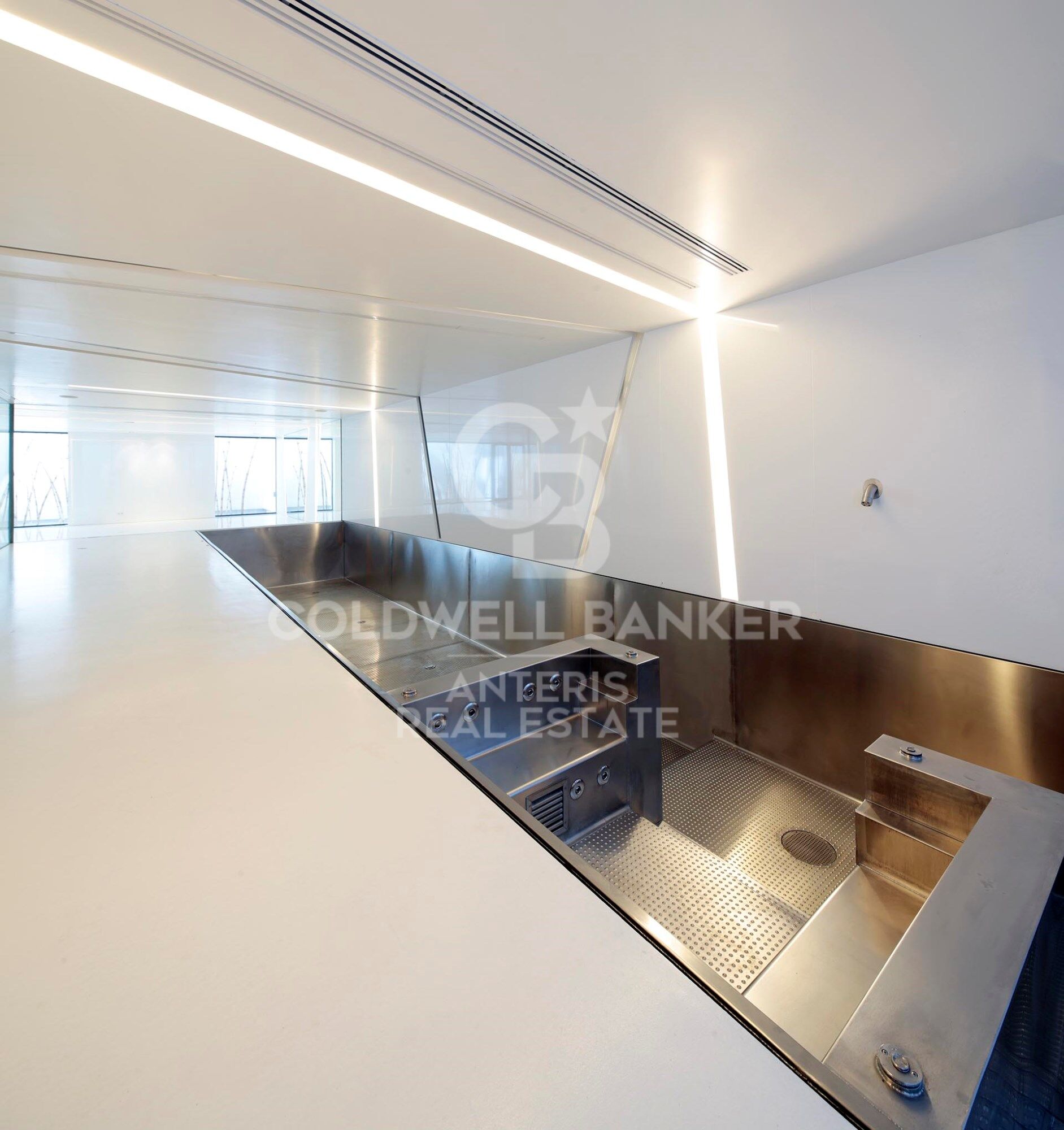 Luxurious Beachfront Oasis: A Spectacular Architectural Marvel in Gava Mar