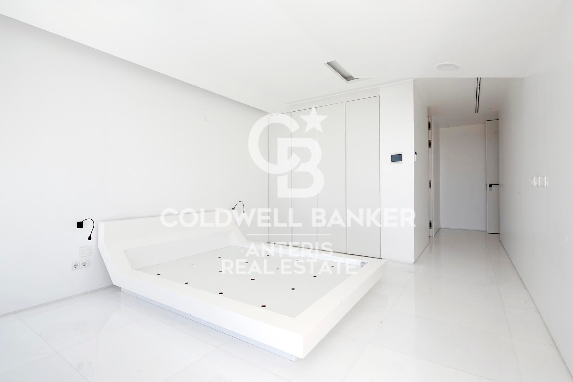 Luxurious Beachfront Oasis: A Spectacular Architectural Marvel in Gava Mar