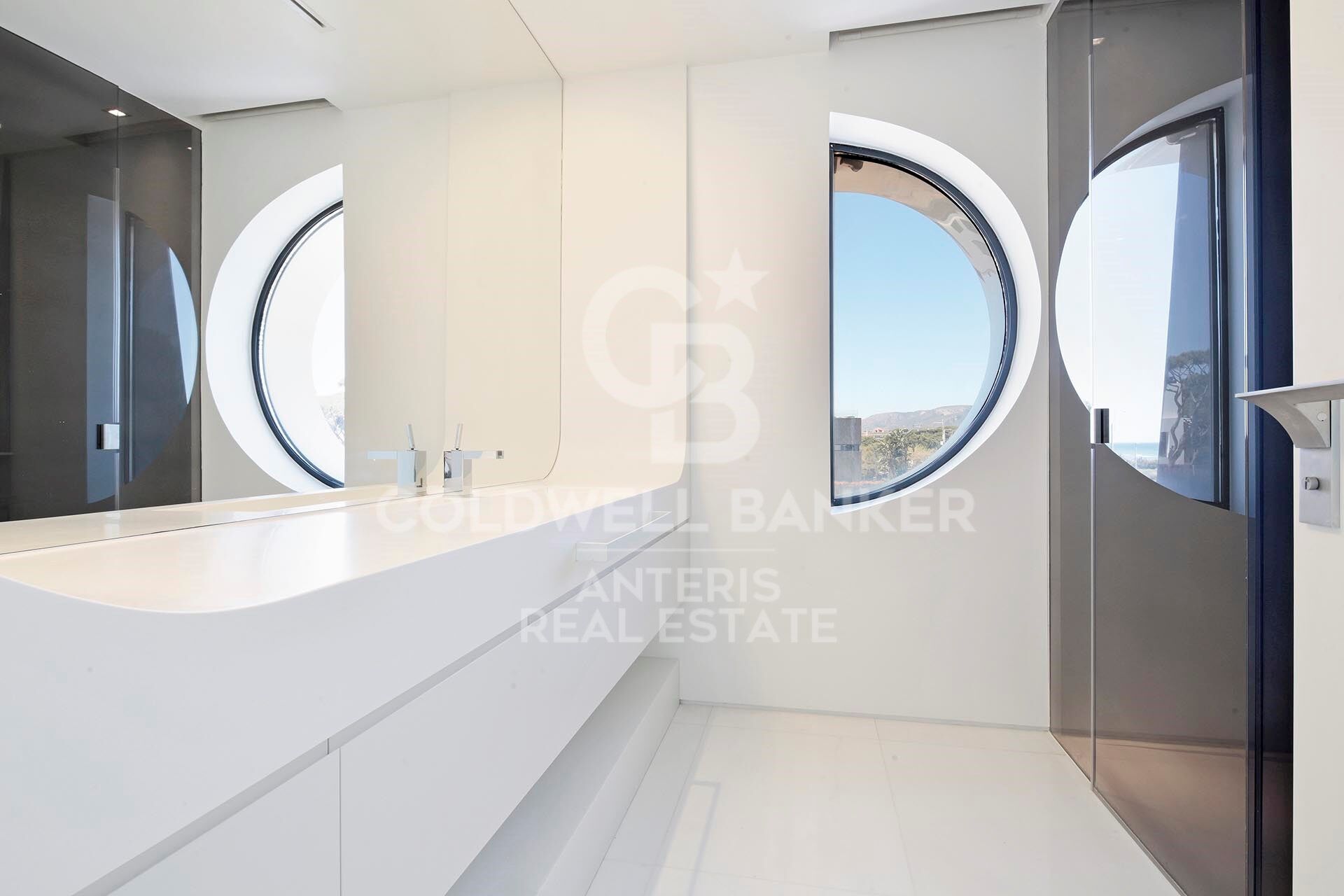 Luxurious Beachfront Oasis: A Spectacular Architectural Marvel in Gava Mar