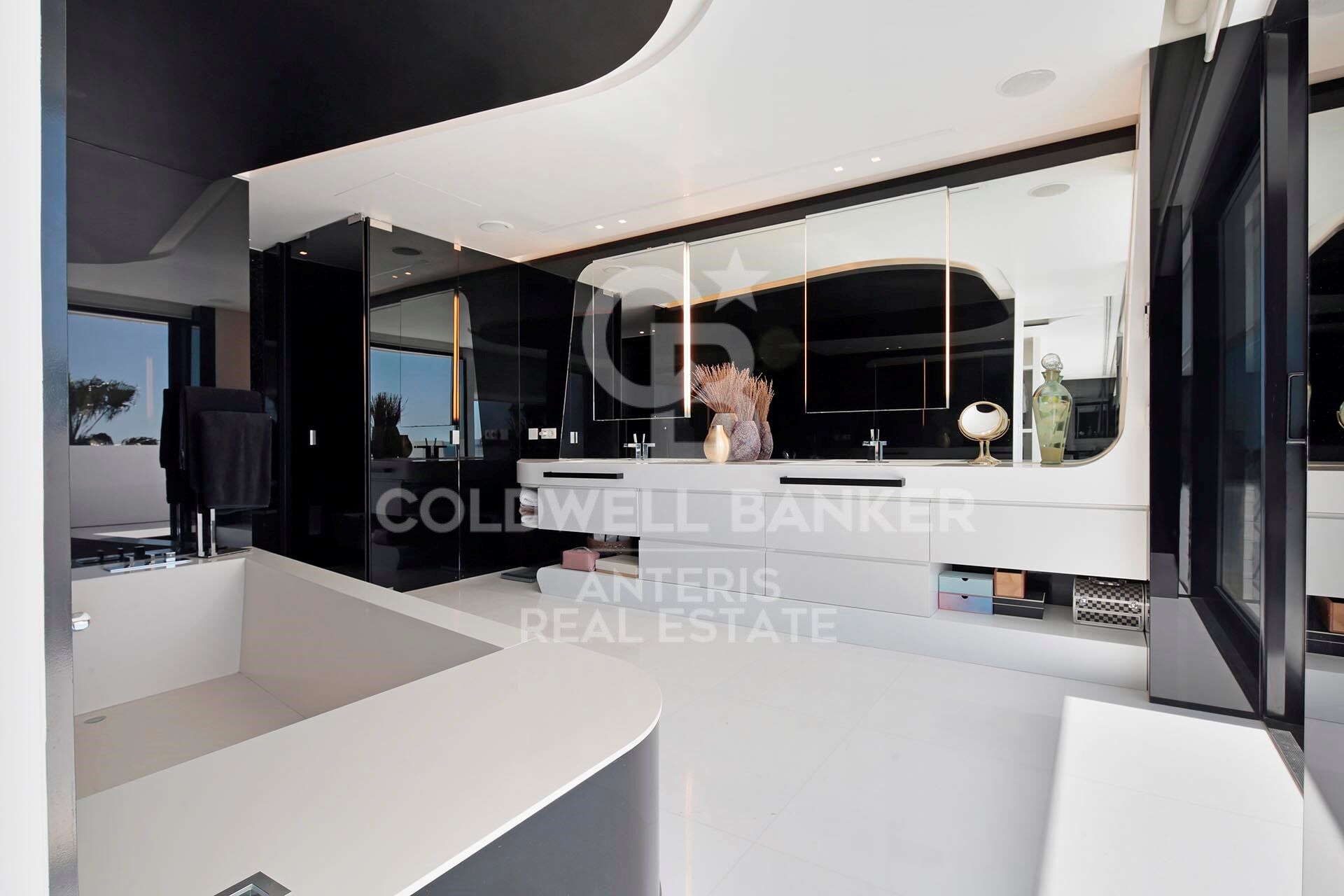 Luxurious Beachfront Oasis: A Spectacular Architectural Marvel in Gava Mar