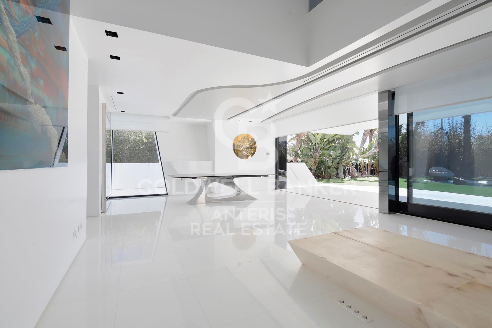 Luxurious Beachfront Oasis: A Spectacular Architectural Marvel in Gava Mar