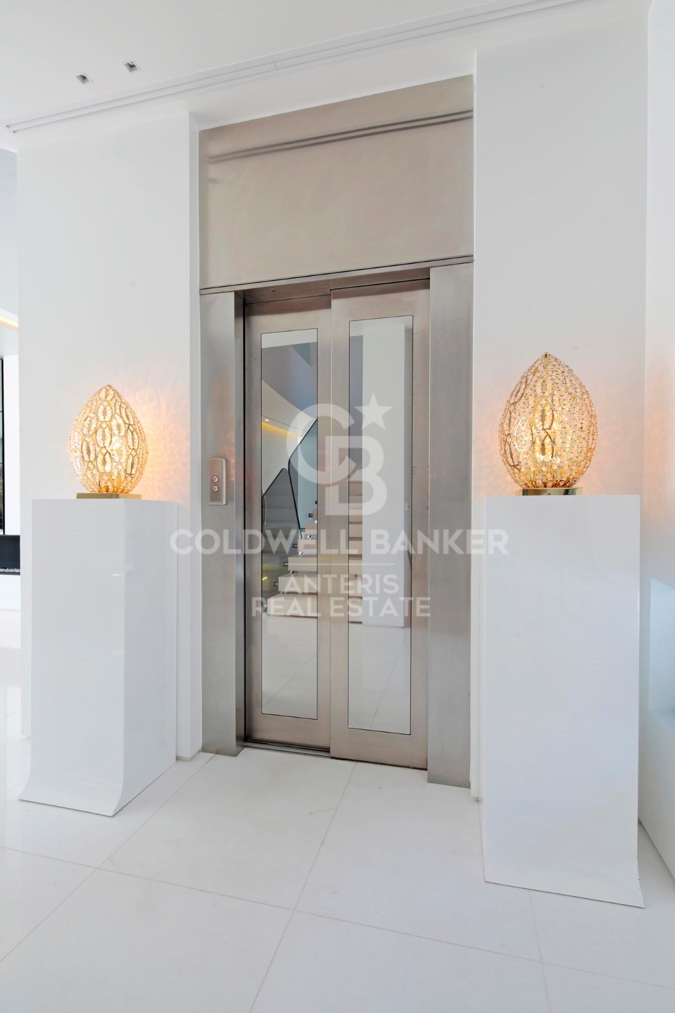 Luxurious Beachfront Oasis: A Spectacular Architectural Marvel in Gava Mar