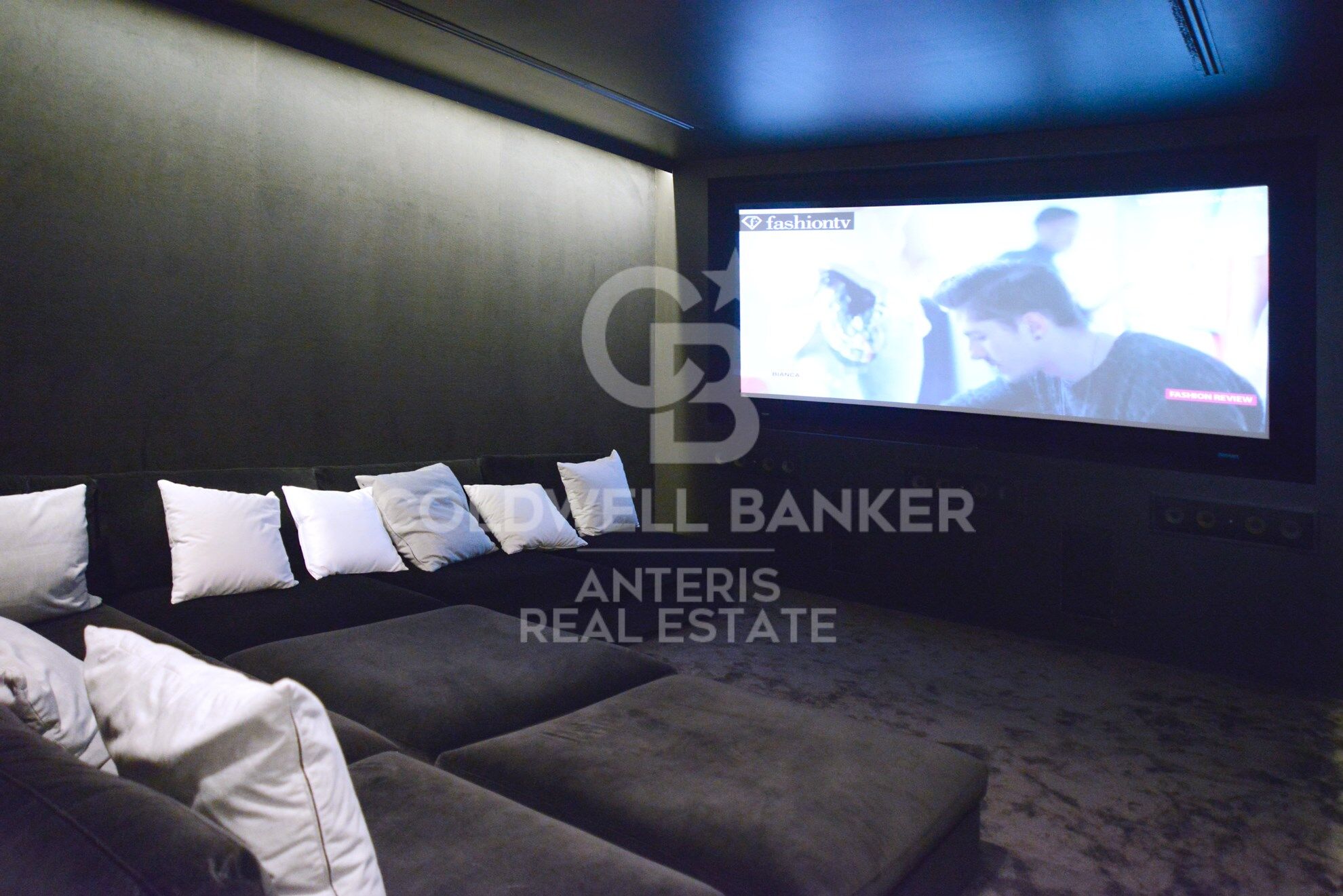 Luxurious Beachfront Oasis: A Spectacular Architectural Marvel in Gava Mar