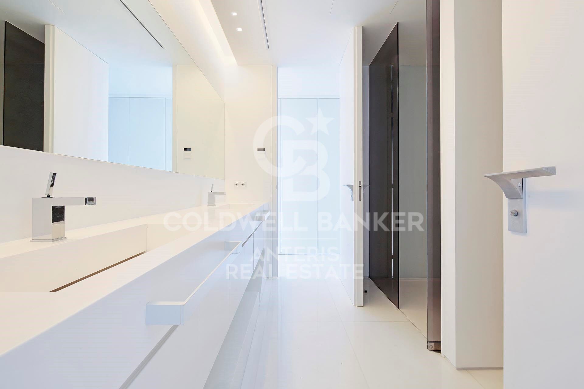 Luxurious Beachfront Oasis: A Spectacular Architectural Marvel in Gava Mar