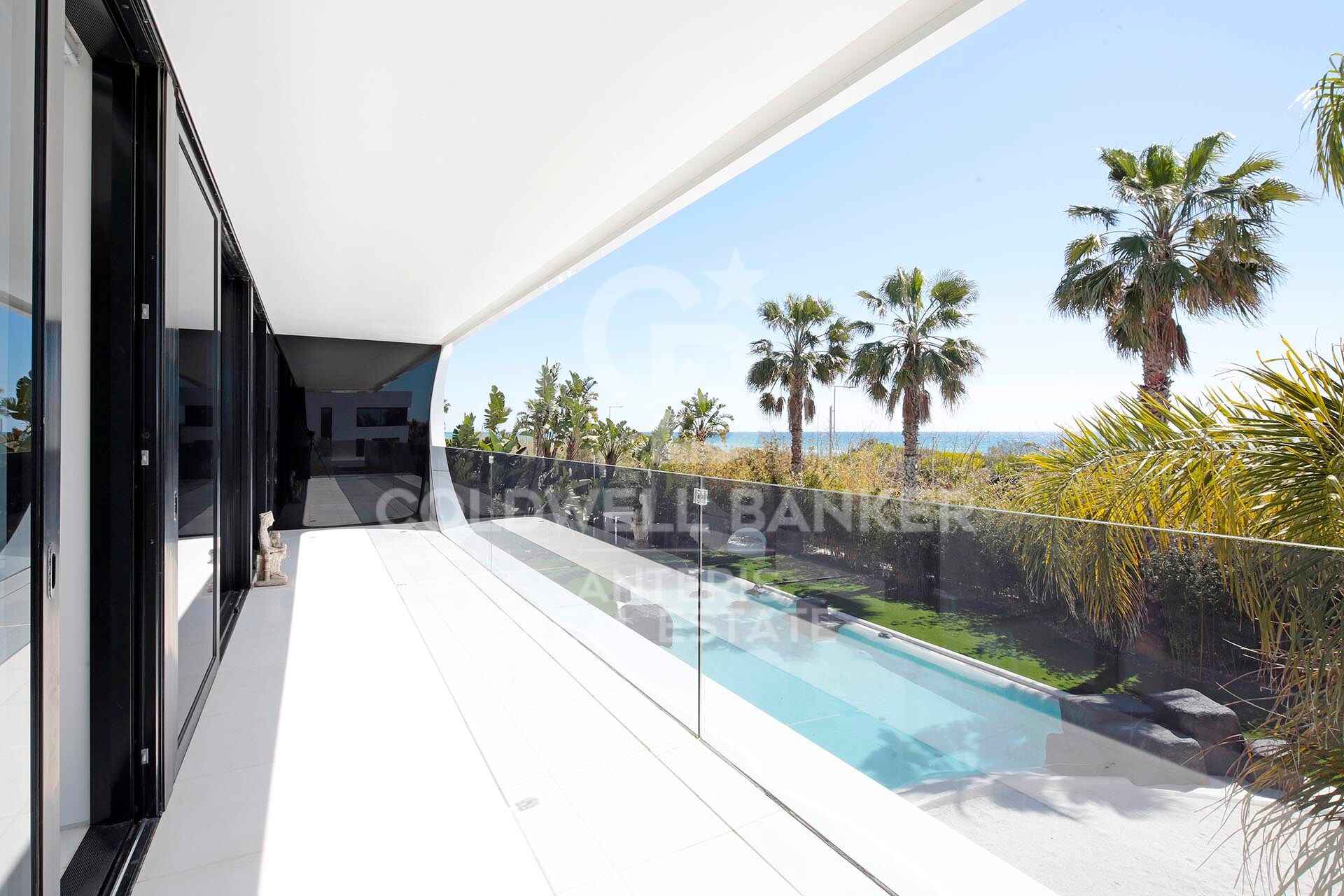 Luxurious Beachfront Oasis: A Spectacular Architectural Marvel in Gava Mar