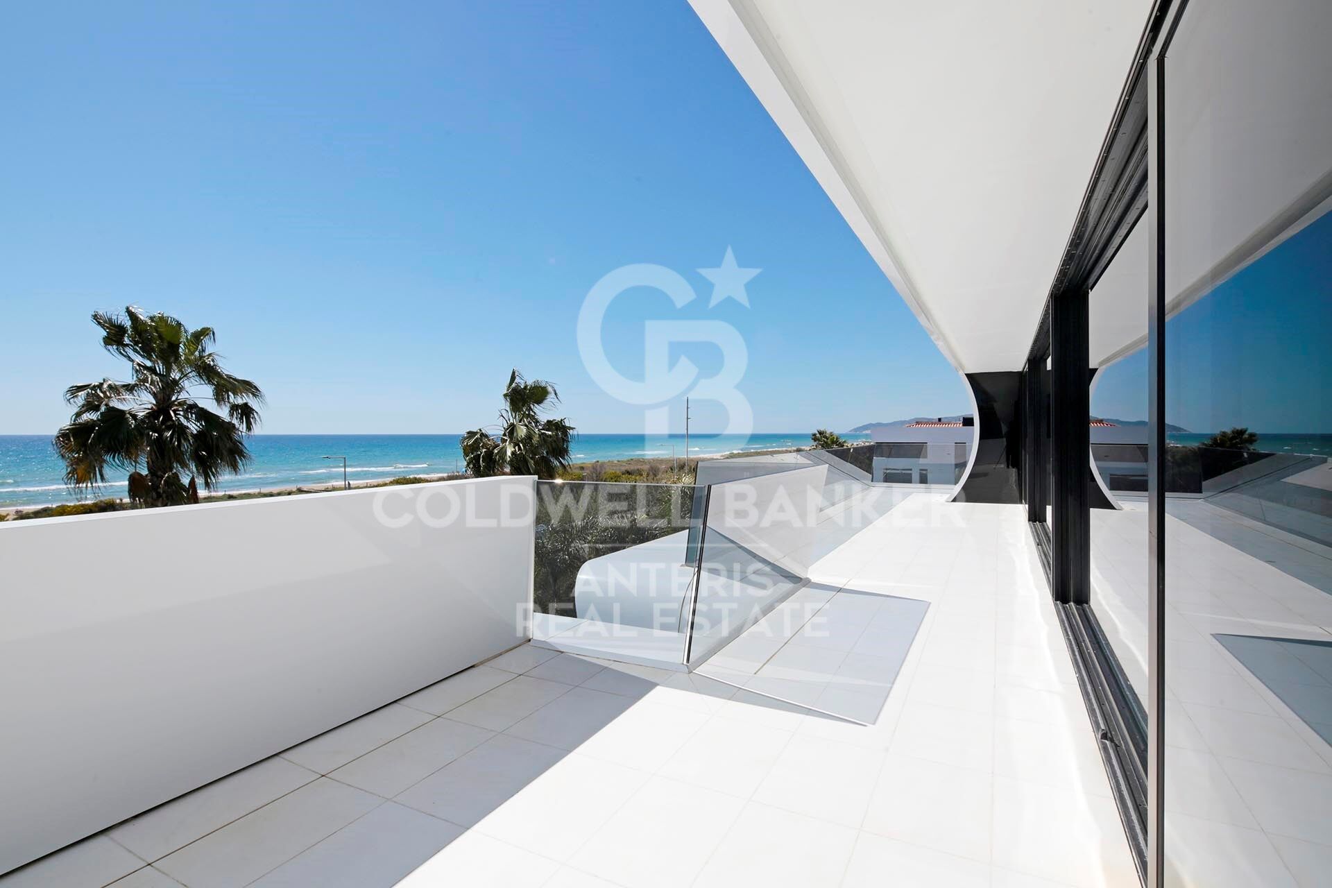 Luxurious Beachfront Oasis: A Spectacular Architectural Marvel in Gava Mar