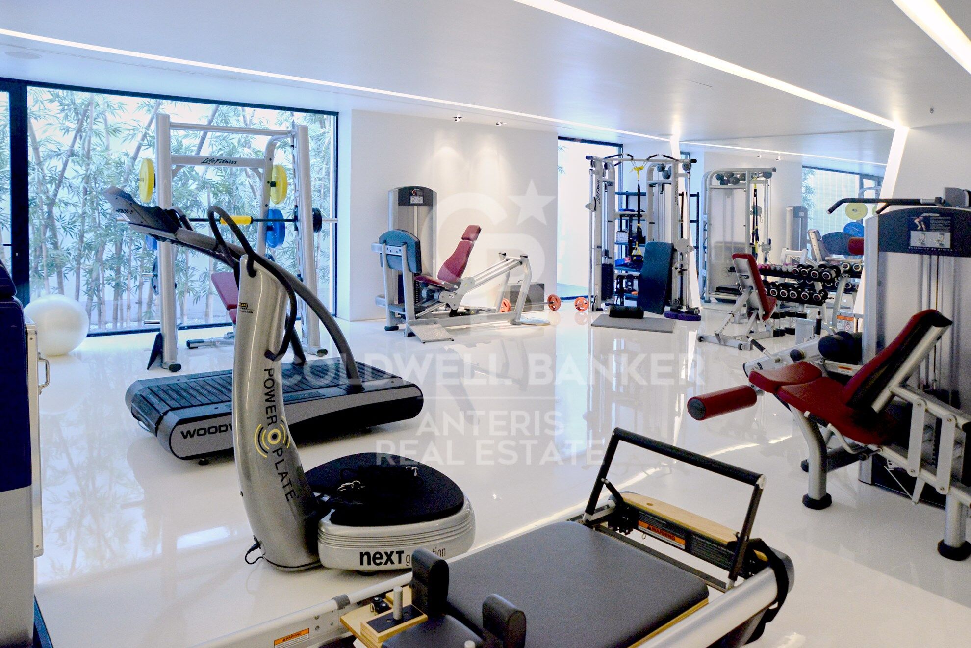 Luxurious Beachfront Oasis: A Spectacular Architectural Marvel in Gava Mar