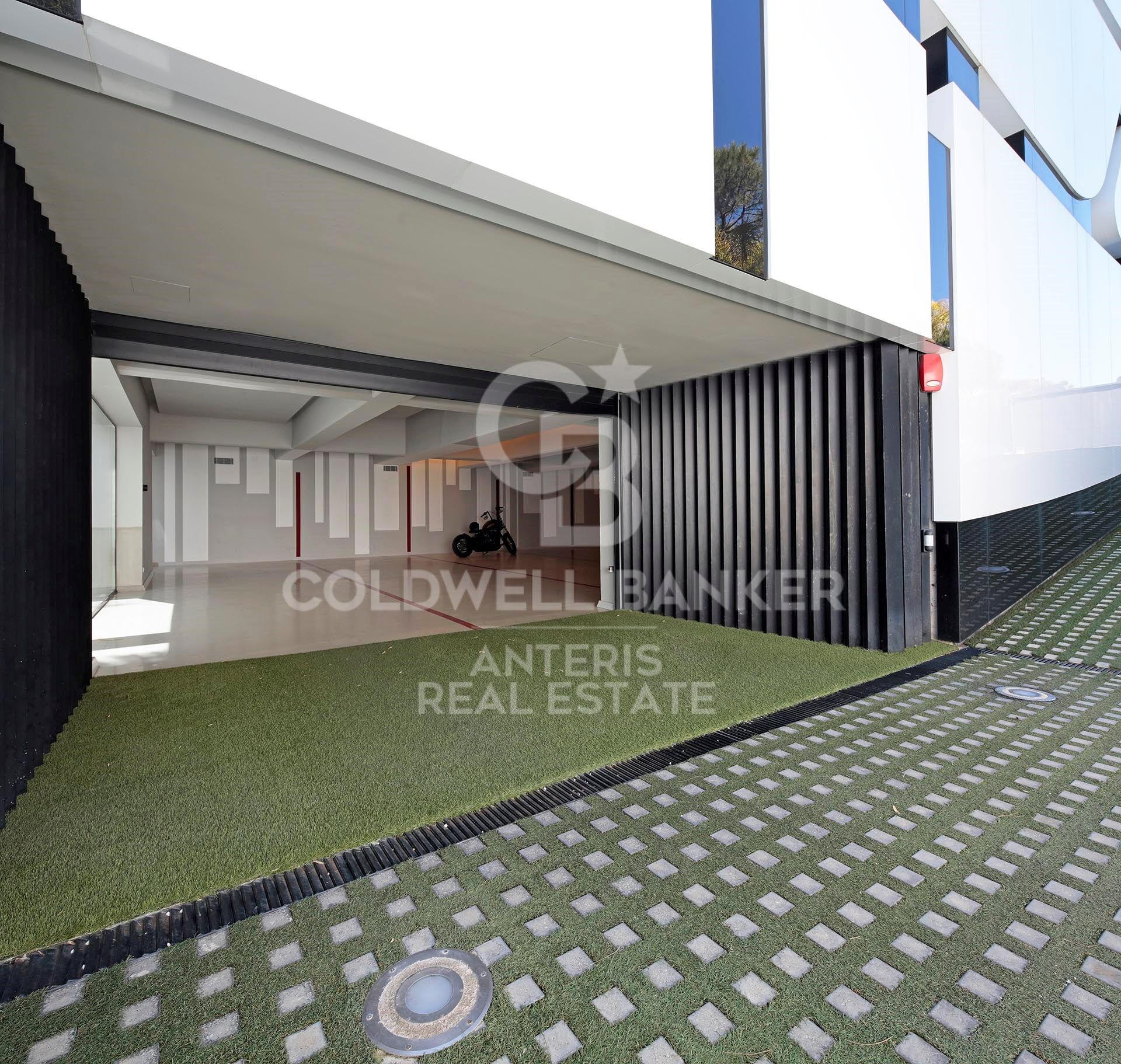 Oasis de lujo frente al mar: Una espectacular maravilla arquitectónica en Gavà Mar