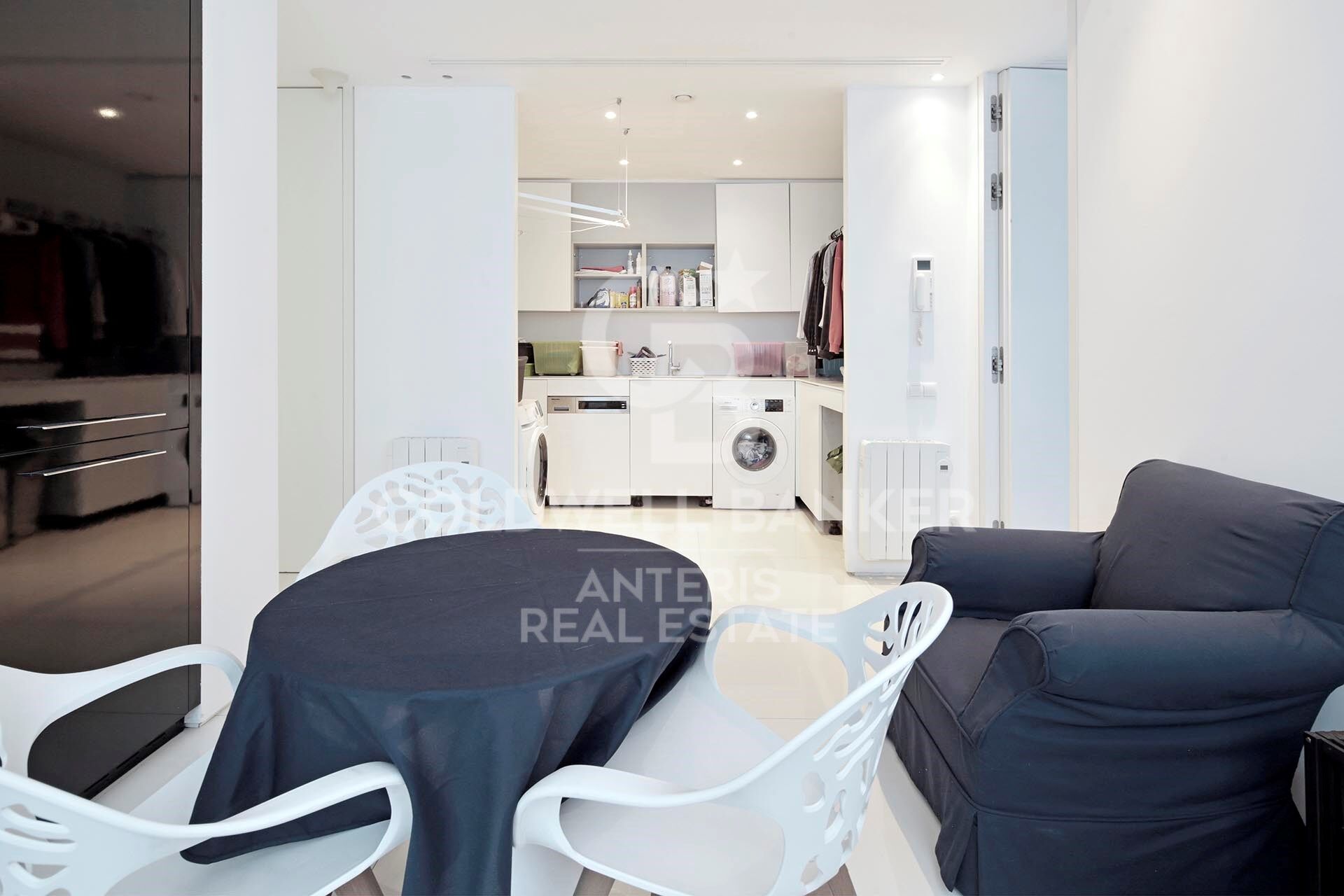 Oasis de lujo frente al mar: Una espectacular maravilla arquitectónica en Gavà Mar