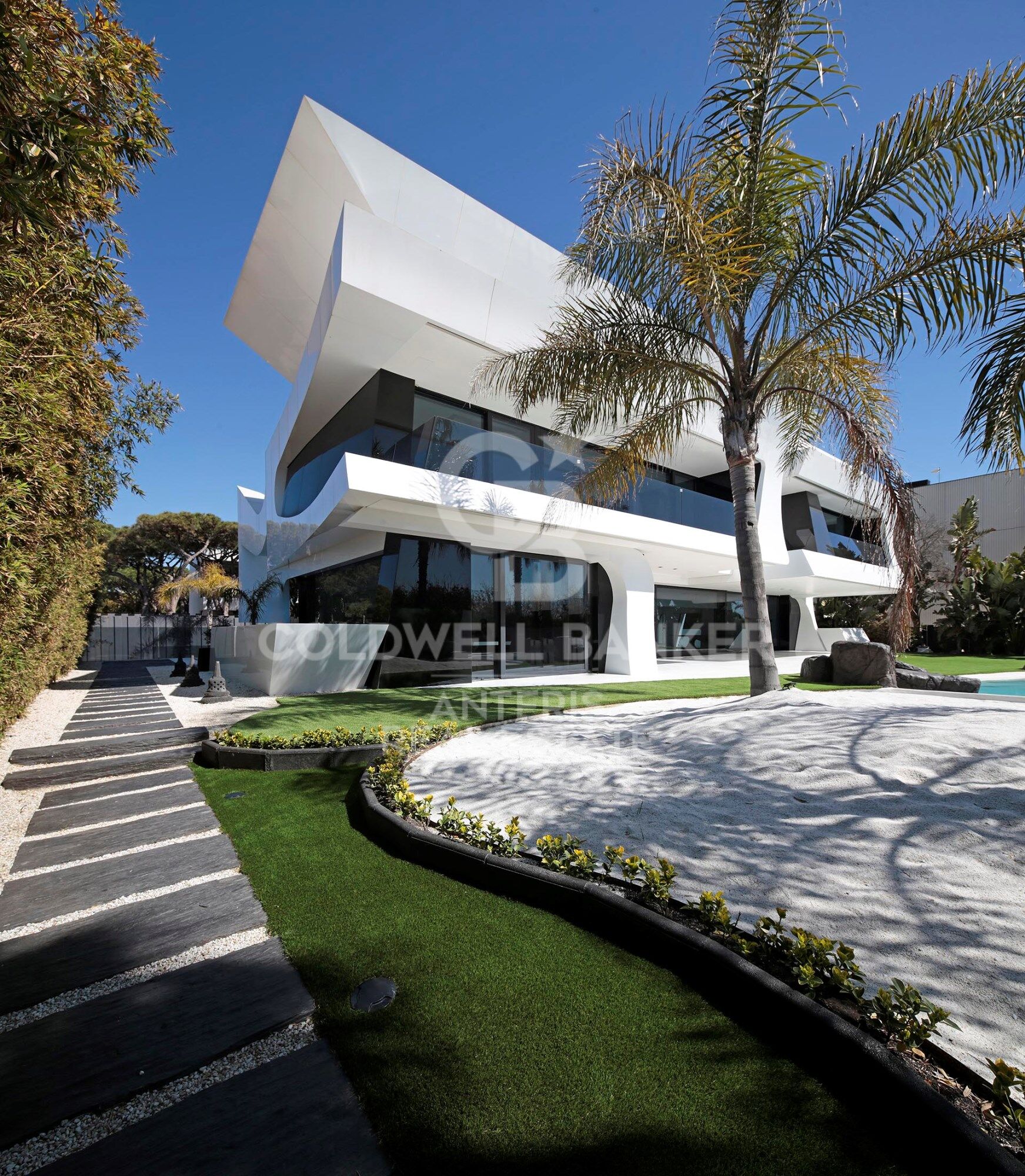 Luxurious Beachfront Oasis: A Spectacular Architectural Marvel in Gava Mar