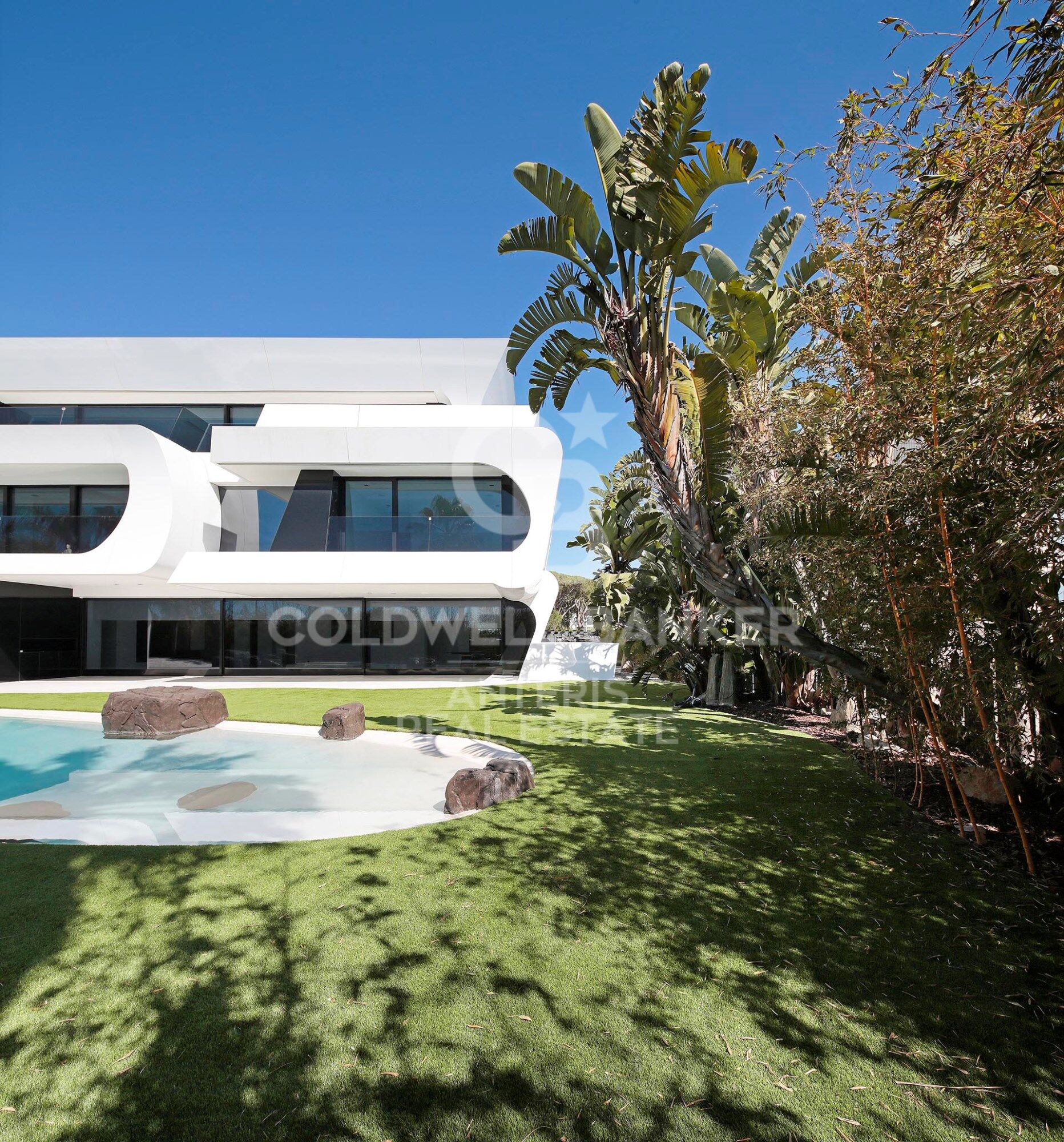 Oasis de lujo frente al mar: Una espectacular maravilla arquitectónica en Gavà Mar