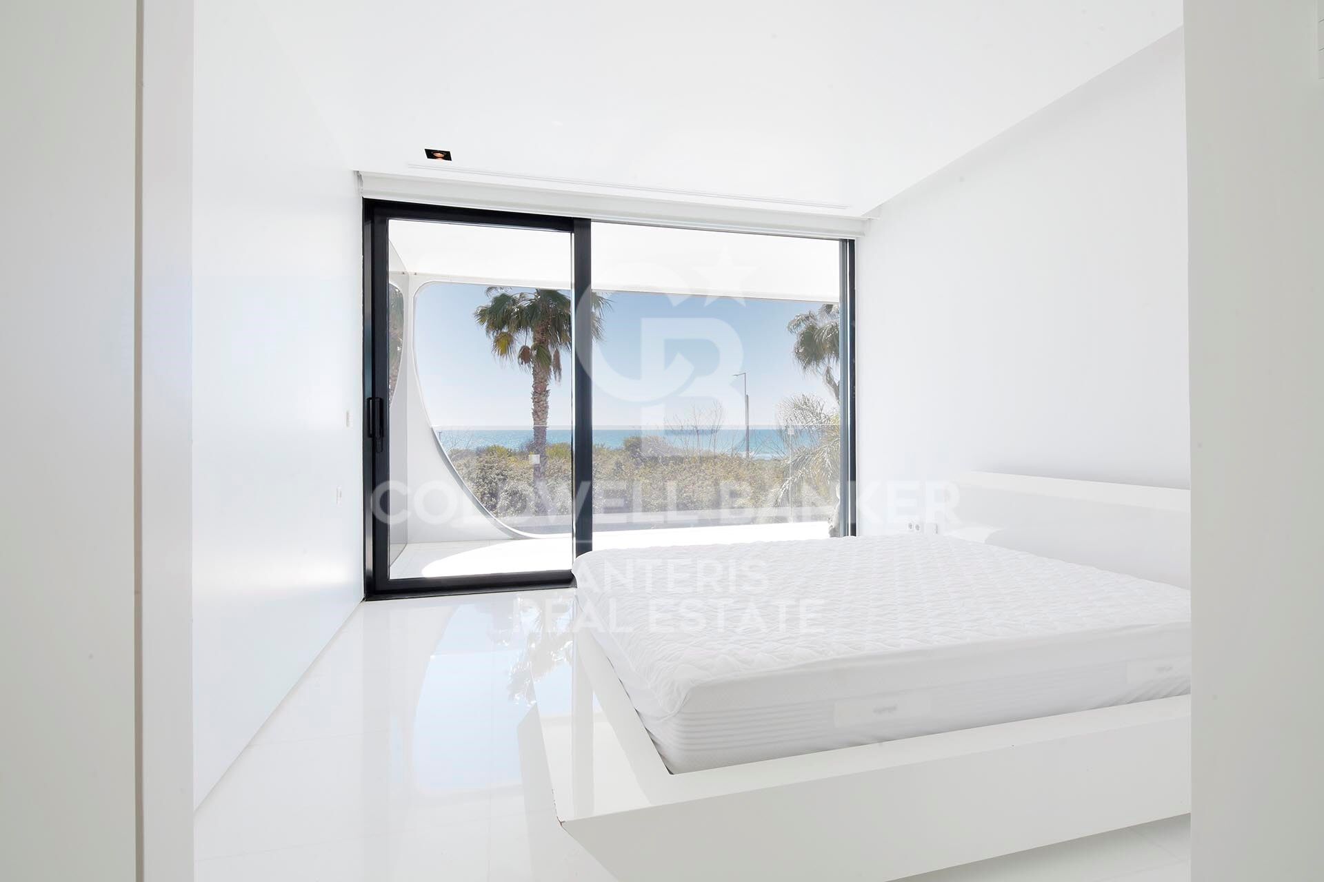 Oasis de lujo frente al mar: Una espectacular maravilla arquitectónica en Gavà Mar