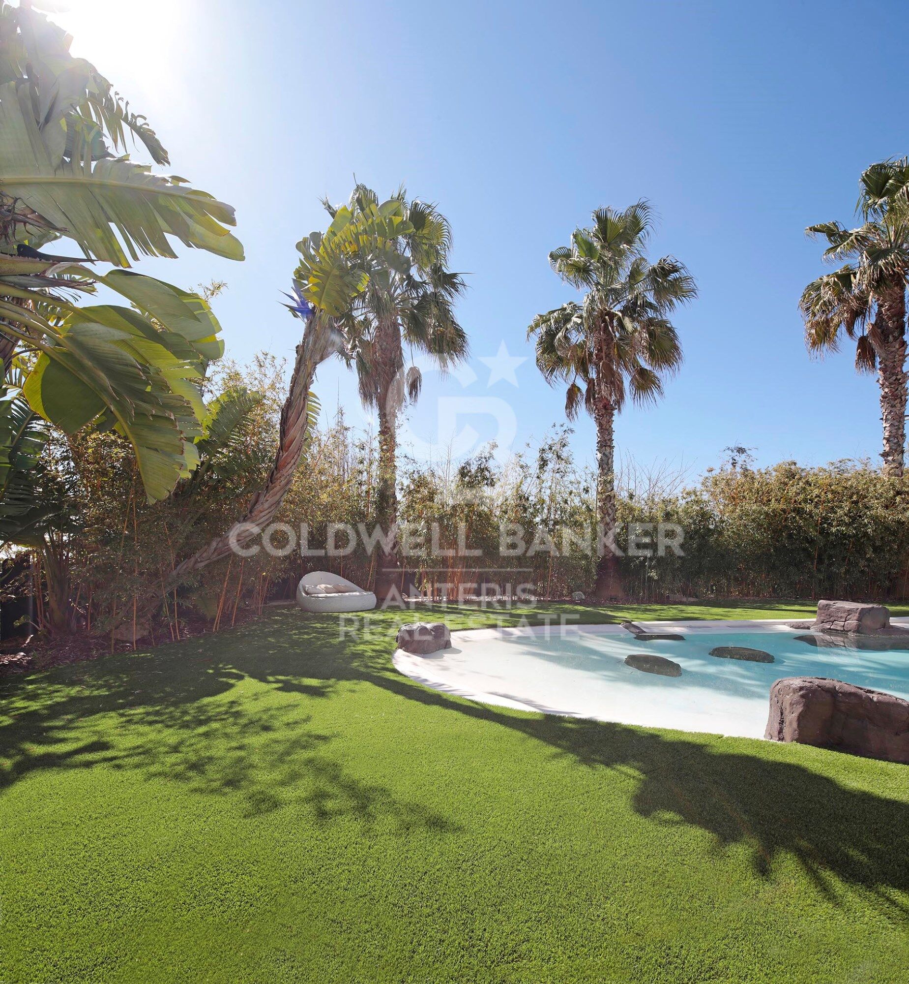 Oasis de lujo frente al mar: Una espectacular maravilla arquitectónica en Gavà Mar