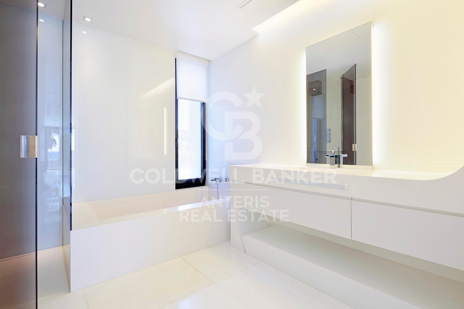 Oasis de lujo frente al mar: Una espectacular maravilla arquitectónica en Gavà Mar