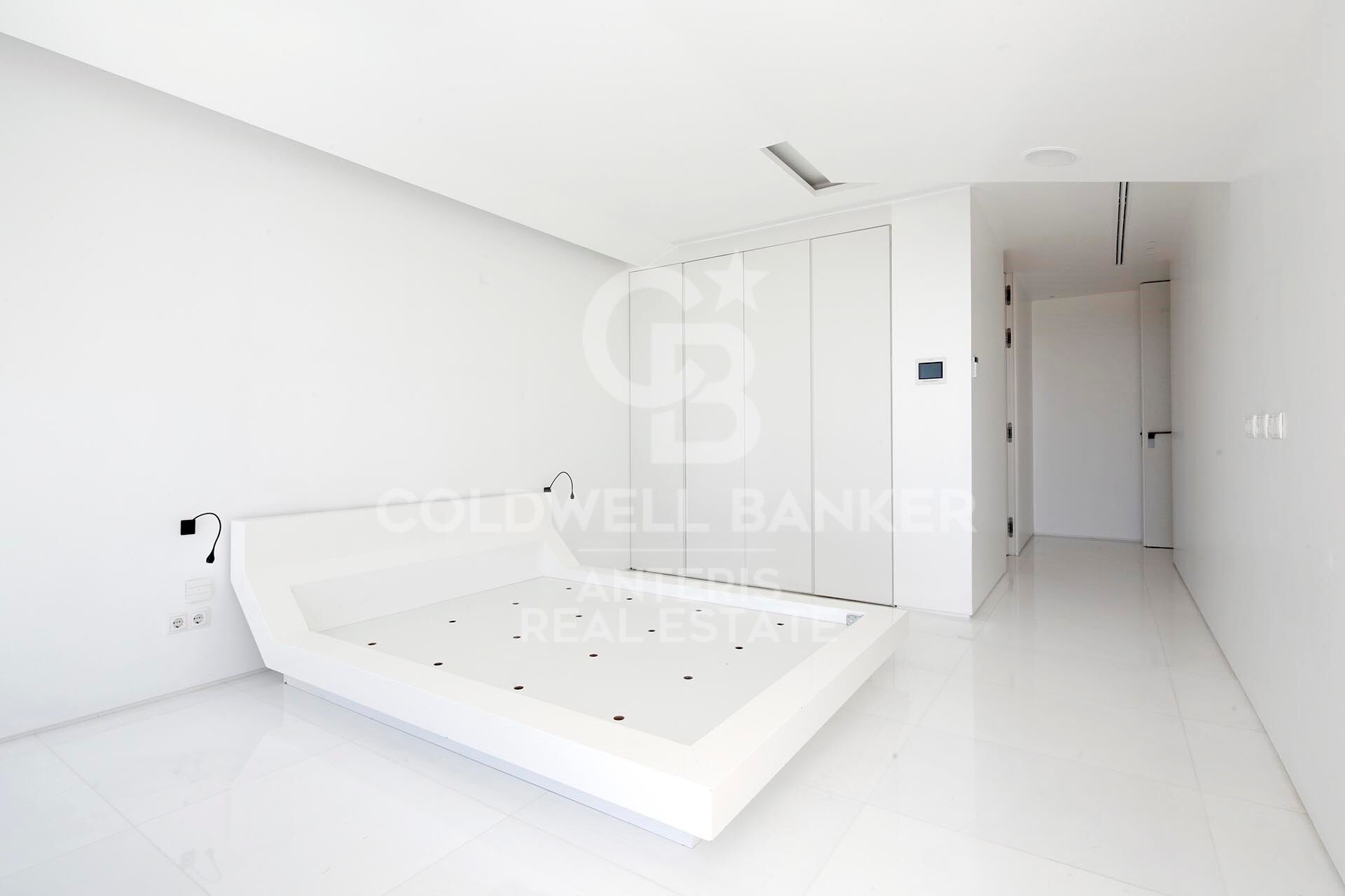 Luxurious Beachfront Oasis: A Spectacular Architectural Marvel in Gava Mar