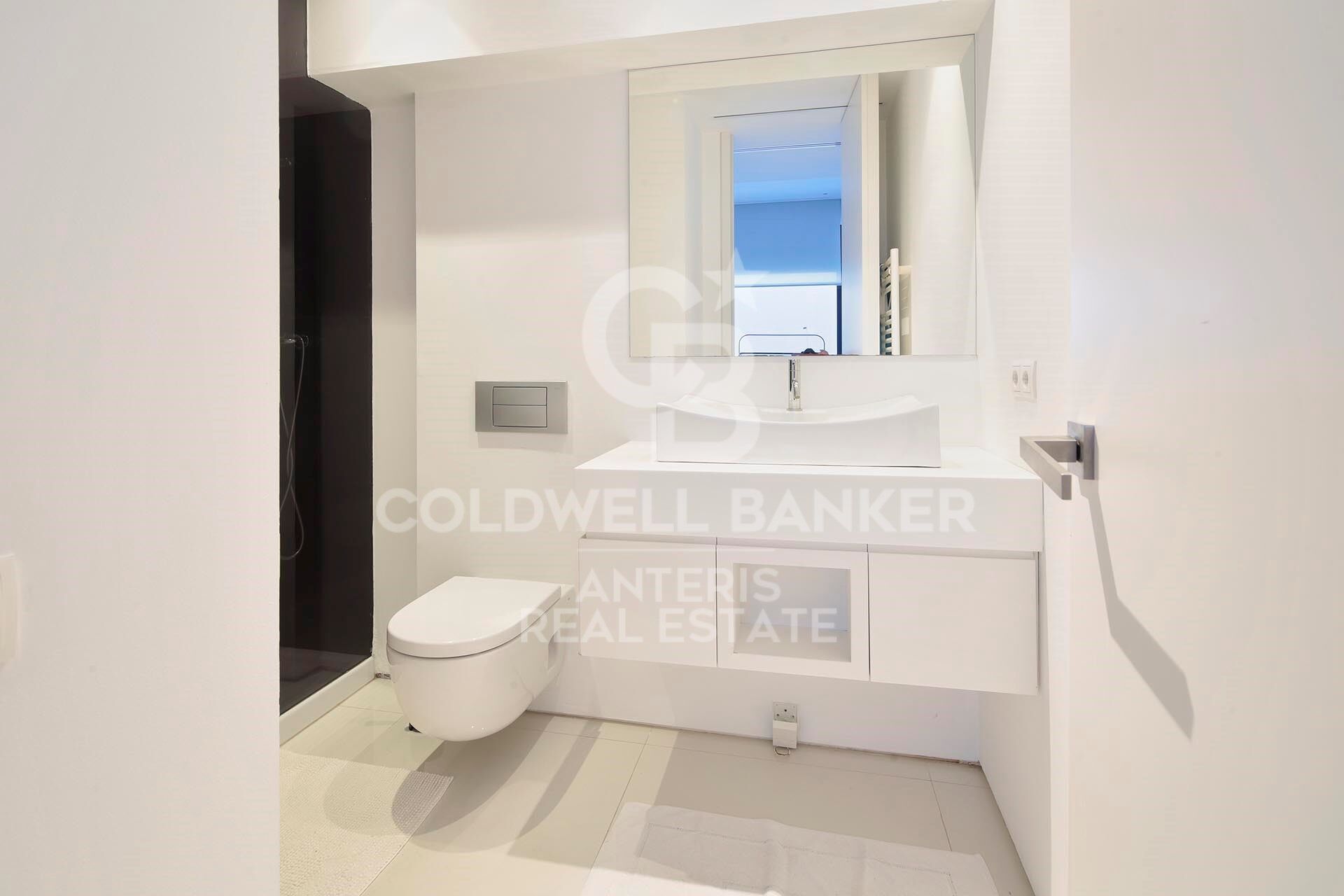 Luxurious Beachfront Oasis: A Spectacular Architectural Marvel in Gava Mar