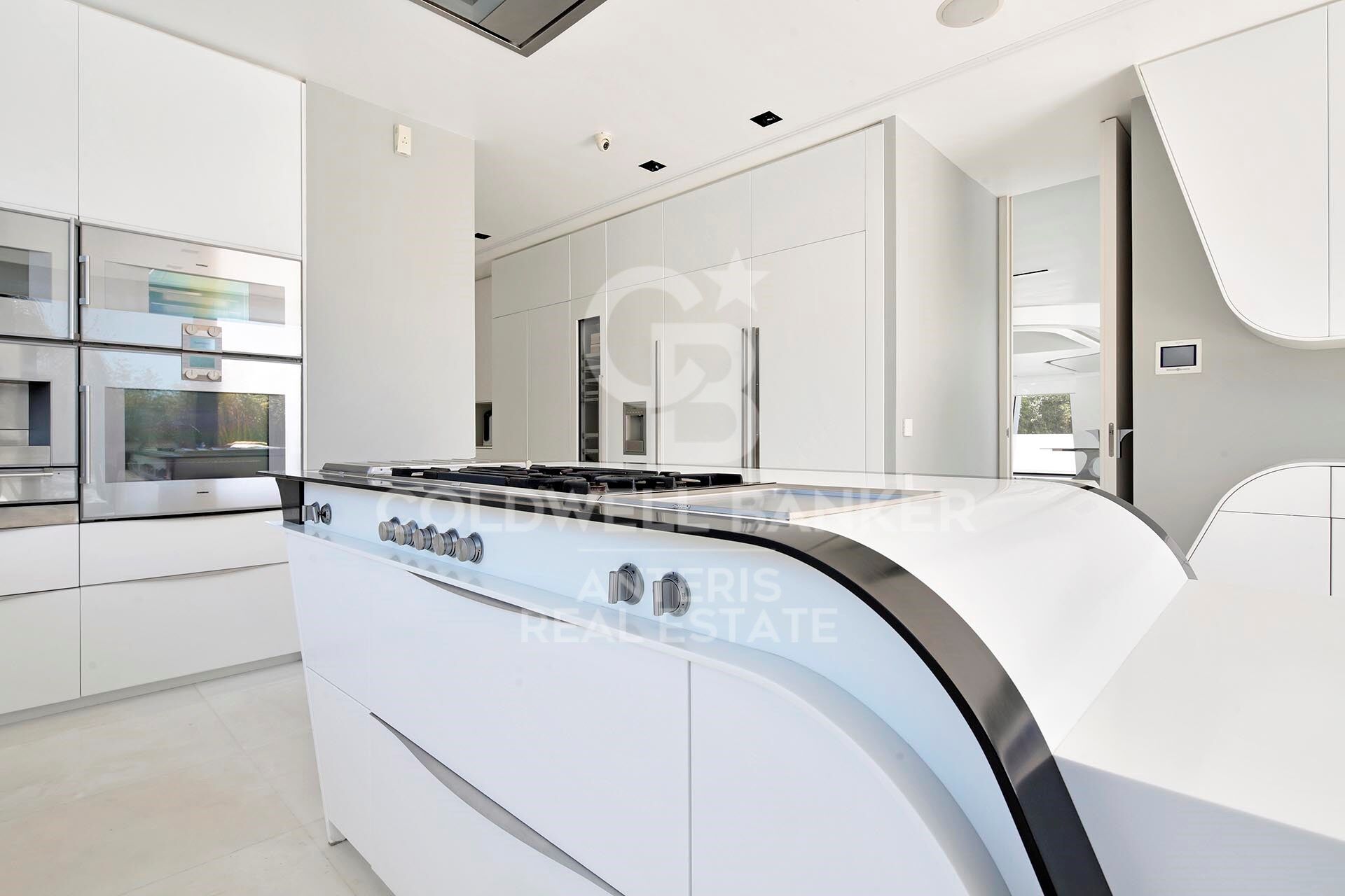 Luxurious Beachfront Oasis: A Spectacular Architectural Marvel in Gava Mar