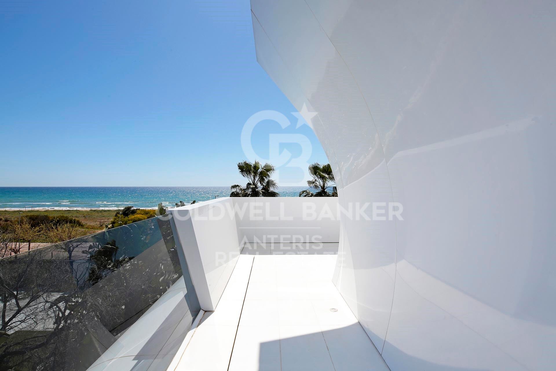 Luxurious Beachfront Oasis: A Spectacular Architectural Marvel in Gava Mar