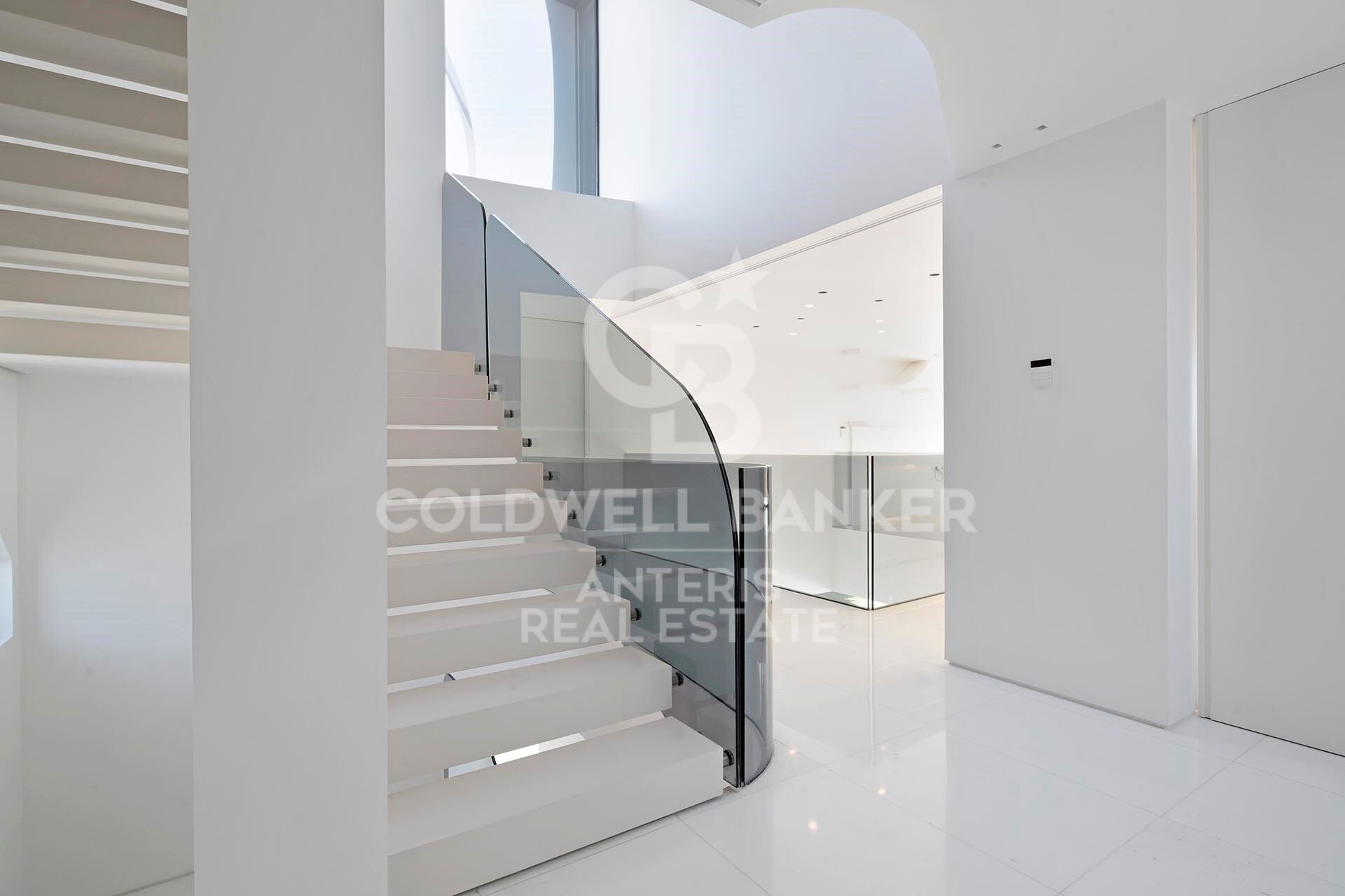 Luxurious Beachfront Oasis: A Spectacular Architectural Marvel in Gava Mar