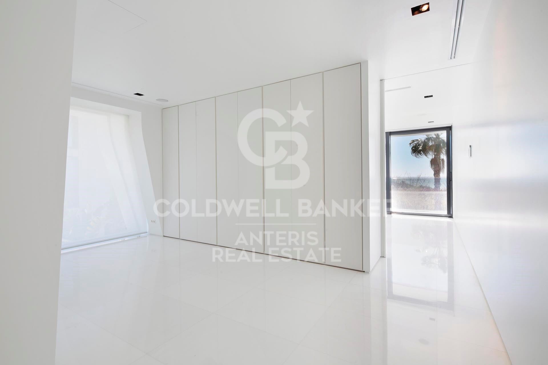 Luxurious Beachfront Oasis: A Spectacular Architectural Marvel in Gava Mar