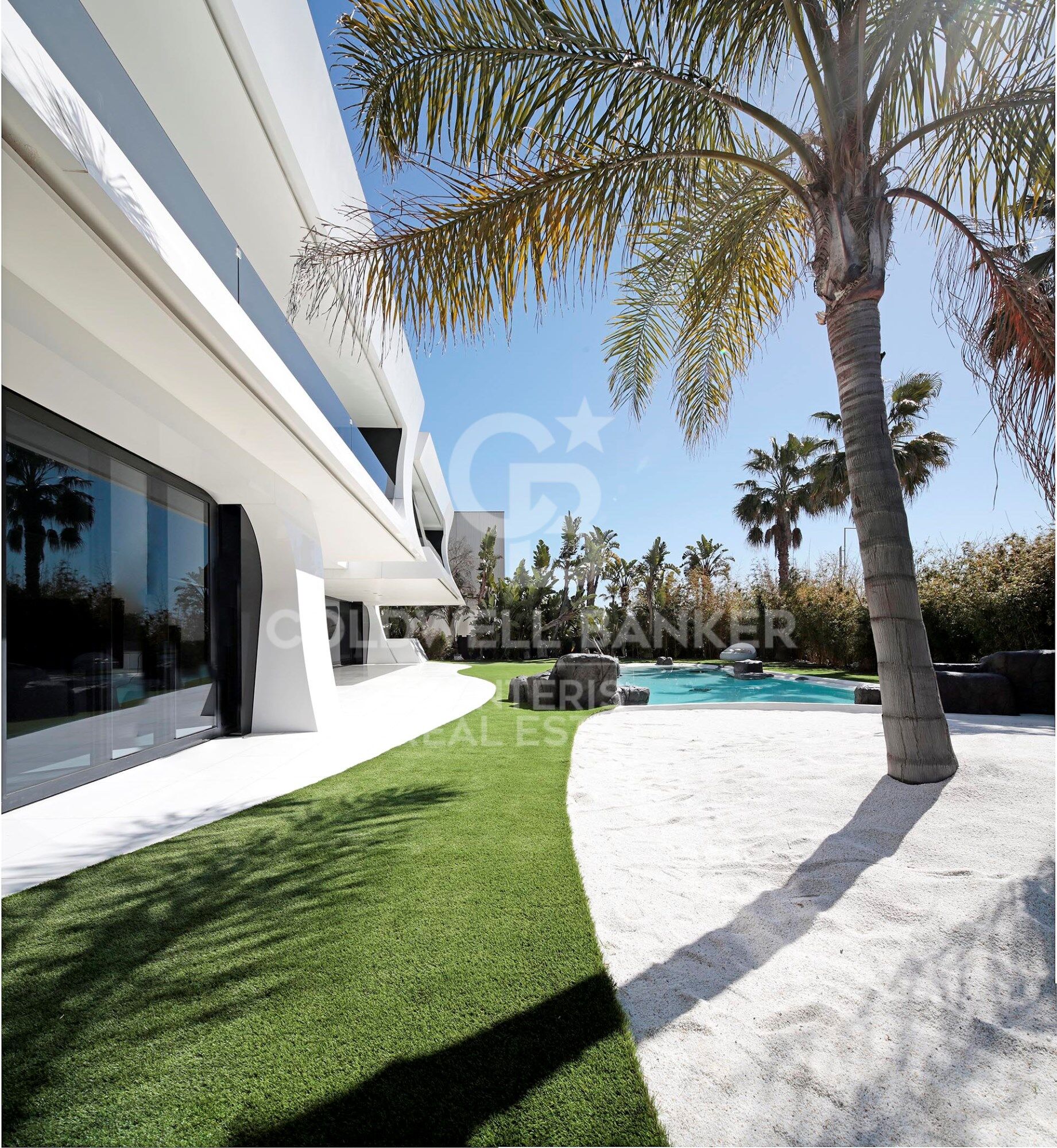 Luxurious Beachfront Oasis: A Spectacular Architectural Marvel in Gava Mar