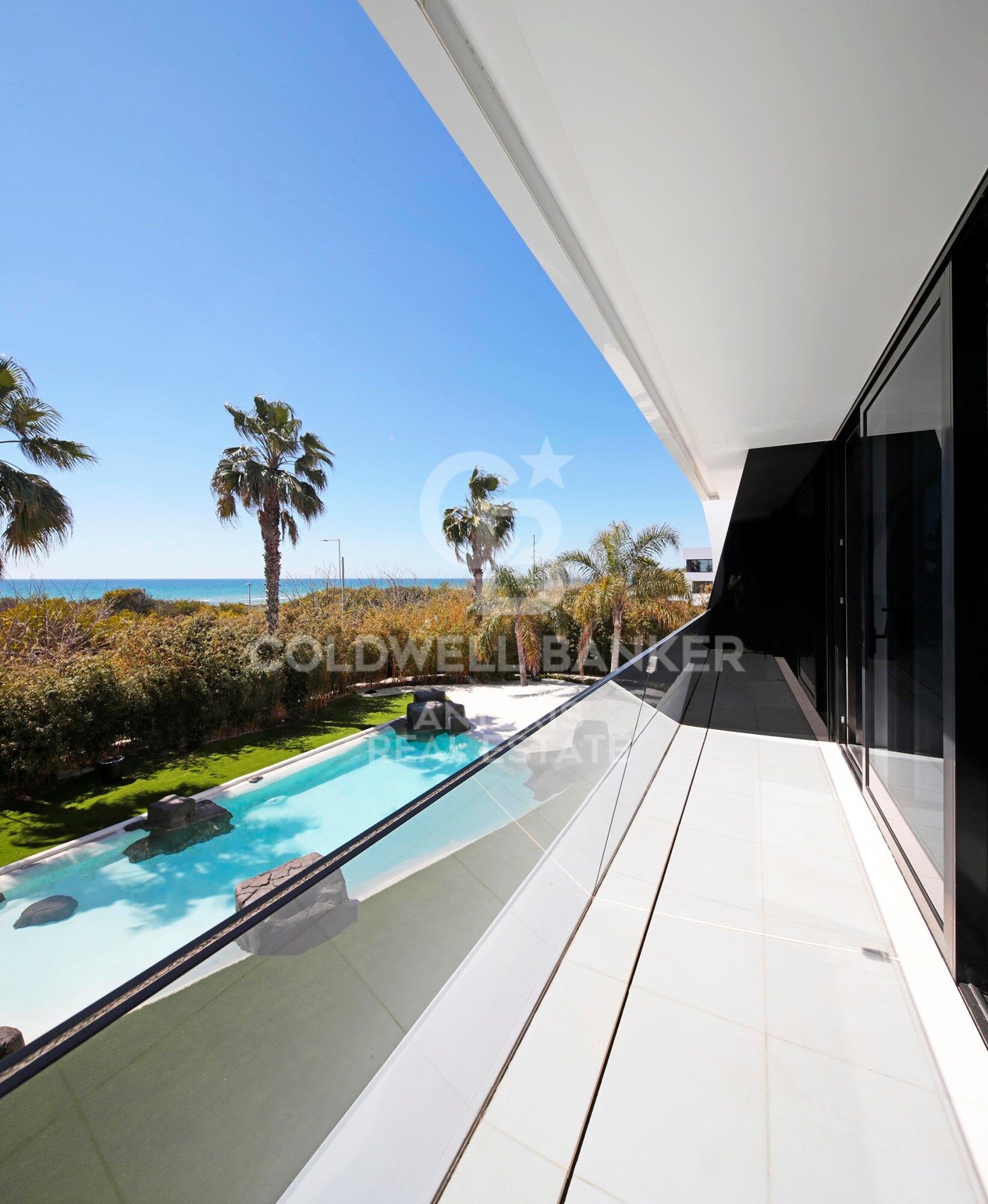 Luxurious Beachfront Oasis: A Spectacular Architectural Marvel in Gava Mar