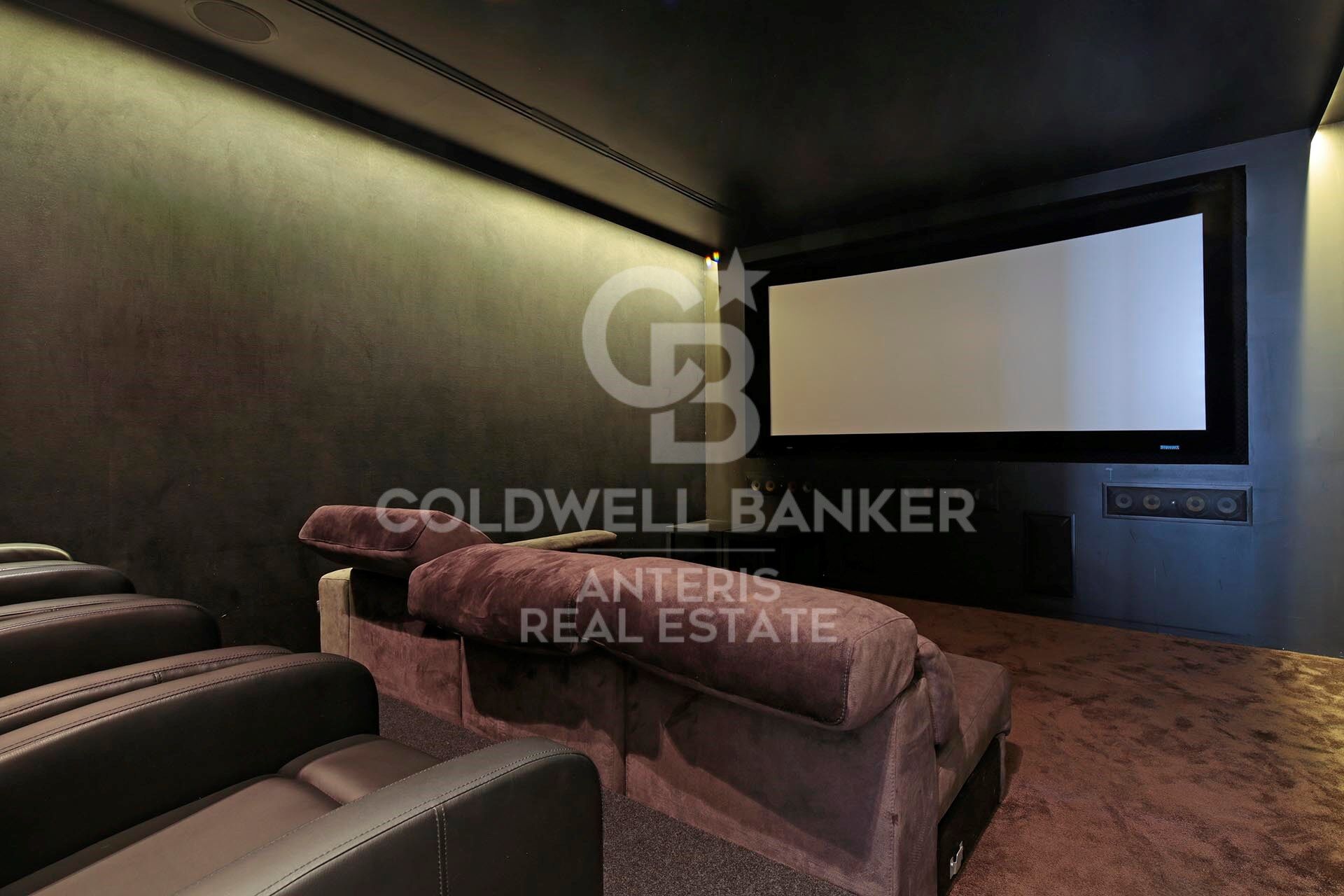 Luxurious Beachfront Oasis: A Spectacular Architectural Marvel in Gava Mar