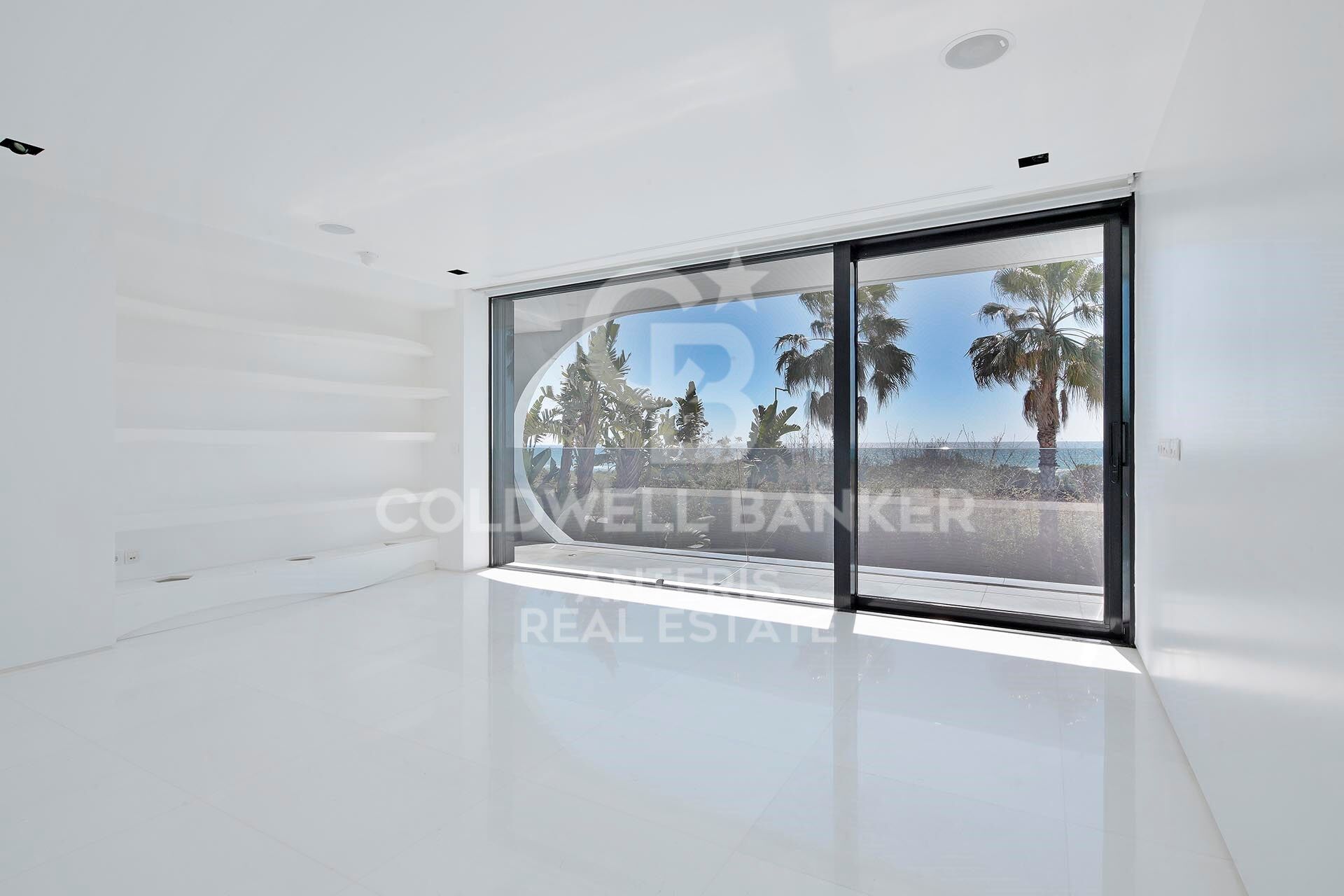 Luxurious Beachfront Oasis: A Spectacular Architectural Marvel in Gava Mar